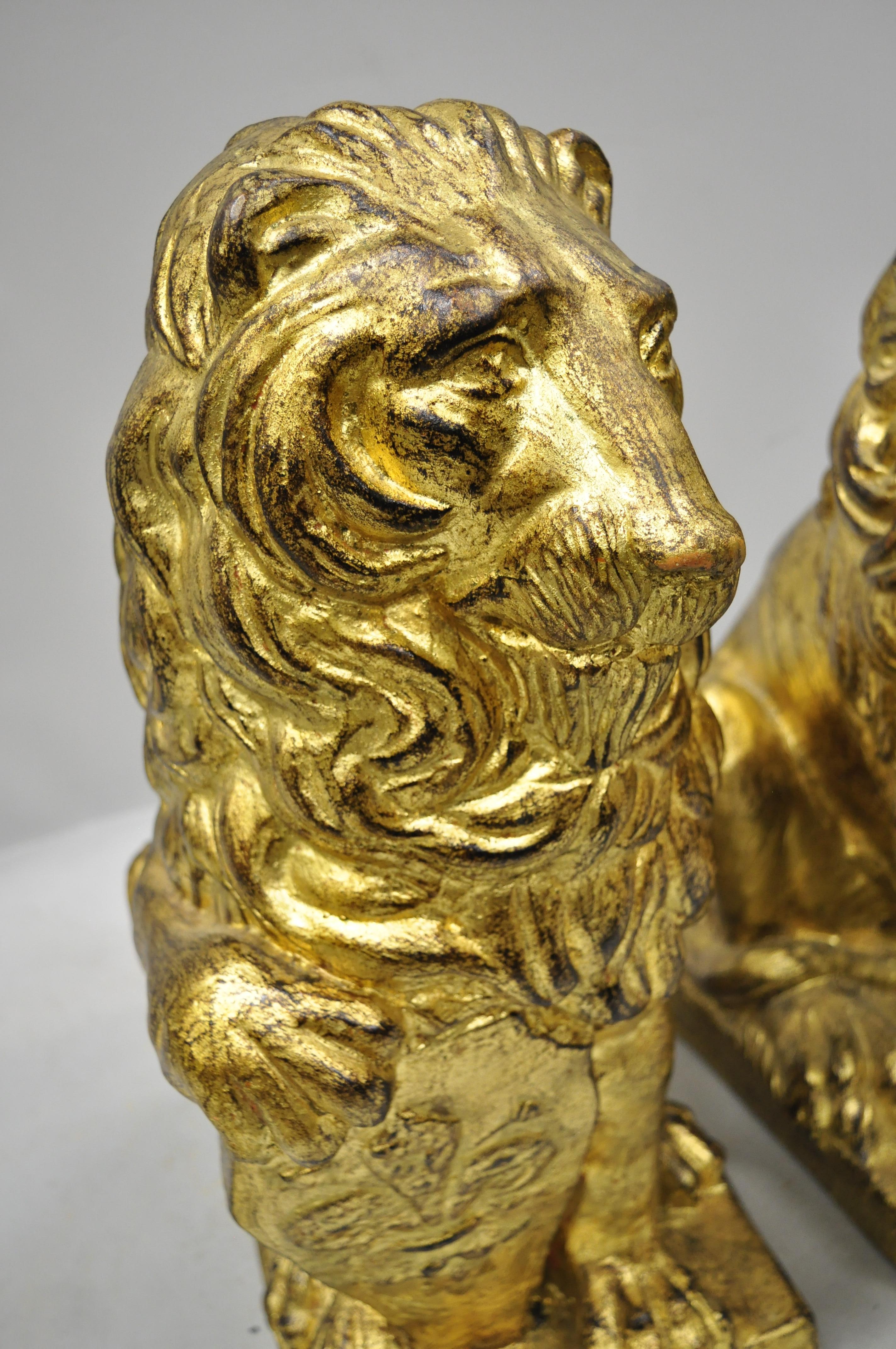 Pair of Italian Terracotta Gold Leaf Lion Statues Sculpture (Italienisch)