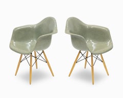 Pareja de sillas Eames Shell de fibra de vidrio "Seafoam" de 2ª generación de Herman Miller