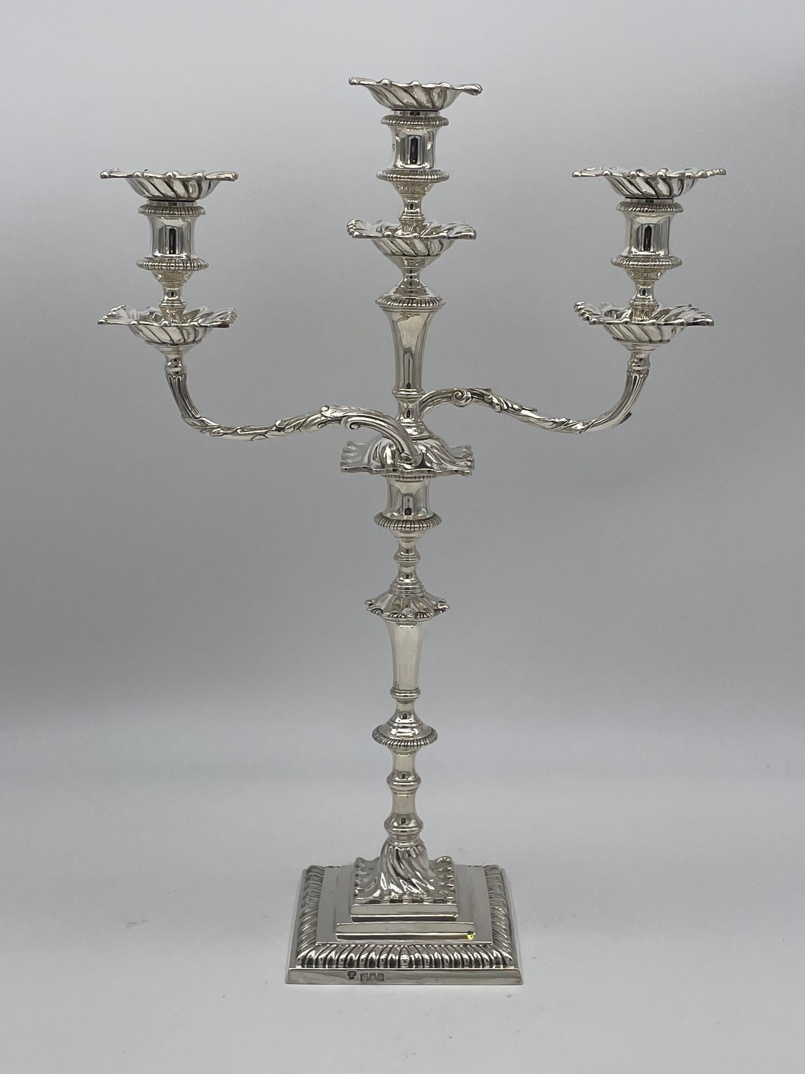 Pareja de Candelabros Ingleses Antiguos de Plata de Ley de forma fundida con un peso total de 3090gm.
Estos candelabros se fabricaron en Londres, en 1913, siguiendo el estilo de candelabro que se vio por primera vez en Gran Bretaña a mediados del