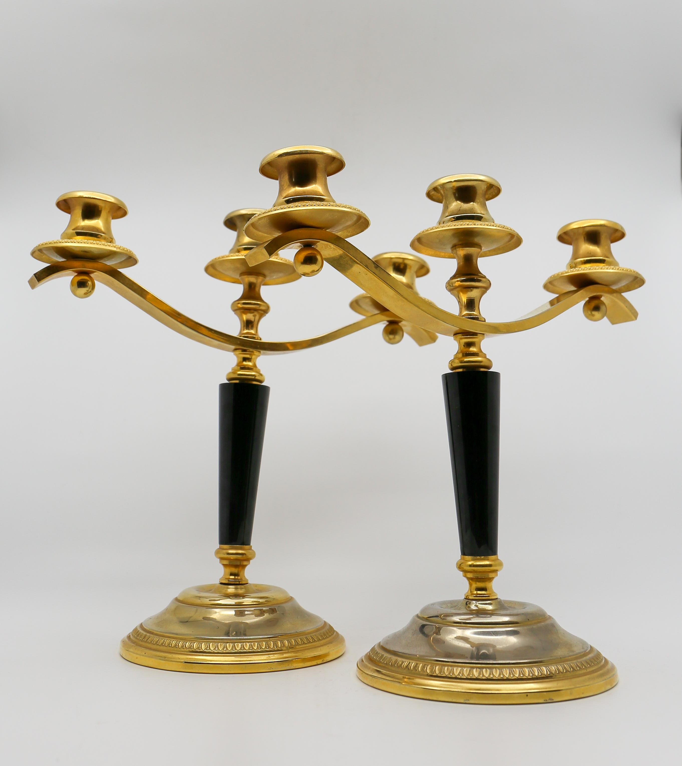 A elegant pair of brass gilt candlesticks of 3-light arms.

Height 25 cm.
Width 26 cm.