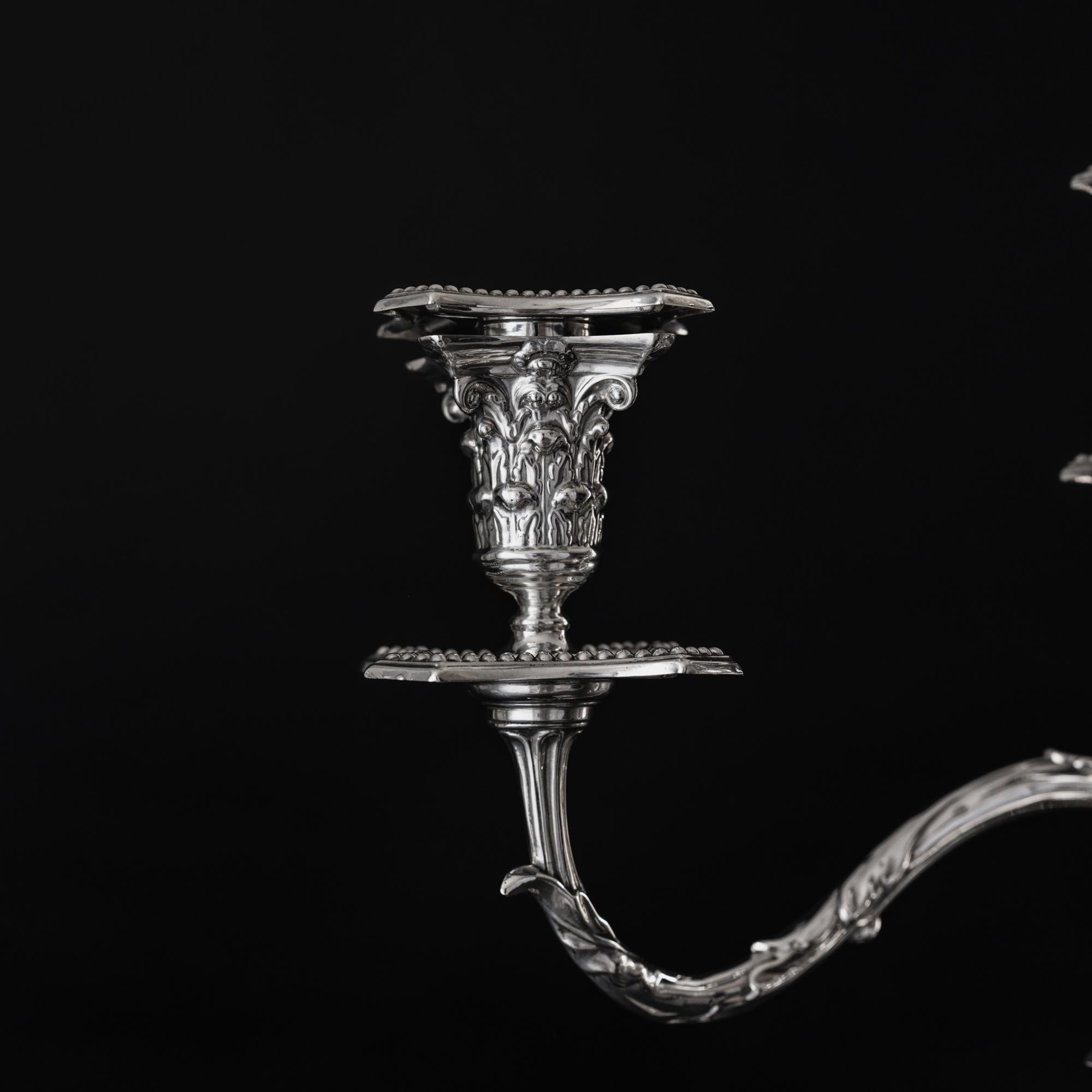 Coppia di candelabri d'argento a 3 luci in stile neoclassico edoardiano in vendita 4