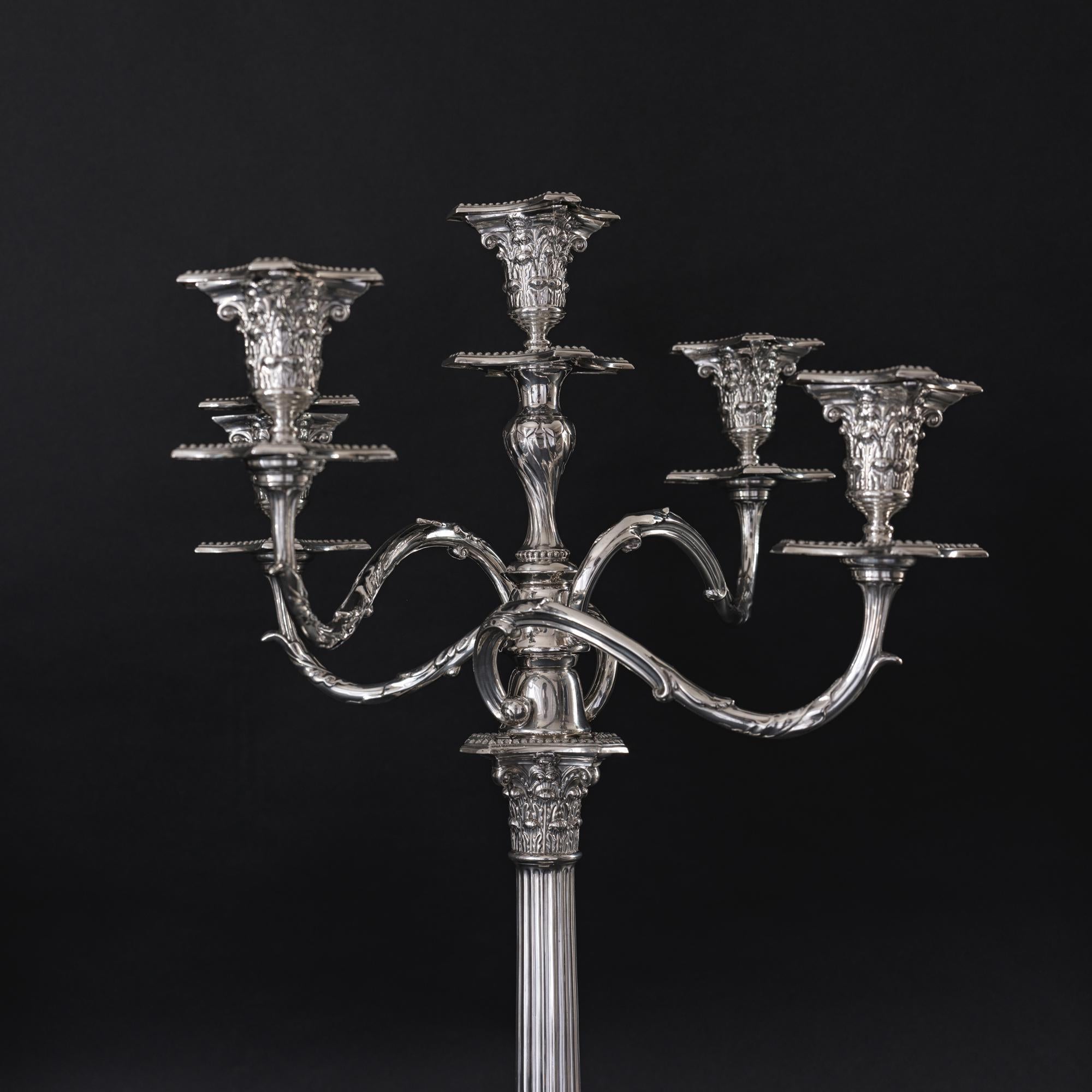 Coppia di candelabri d'argento a 3 luci in stile neoclassico edoardiano in vendita 5