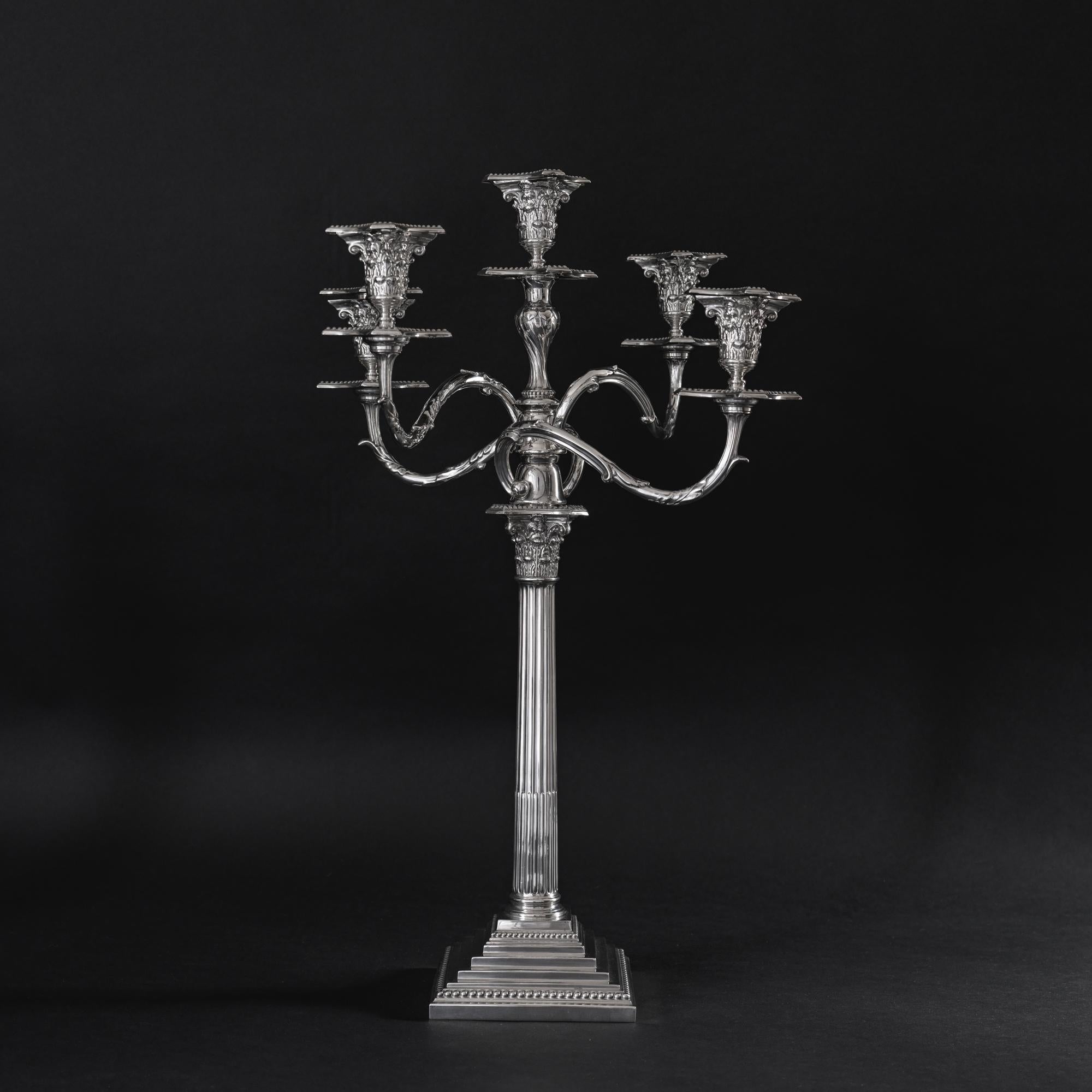 Coppia di candelabri d'argento a 3 luci in stile neoclassico edoardiano in vendita 6
