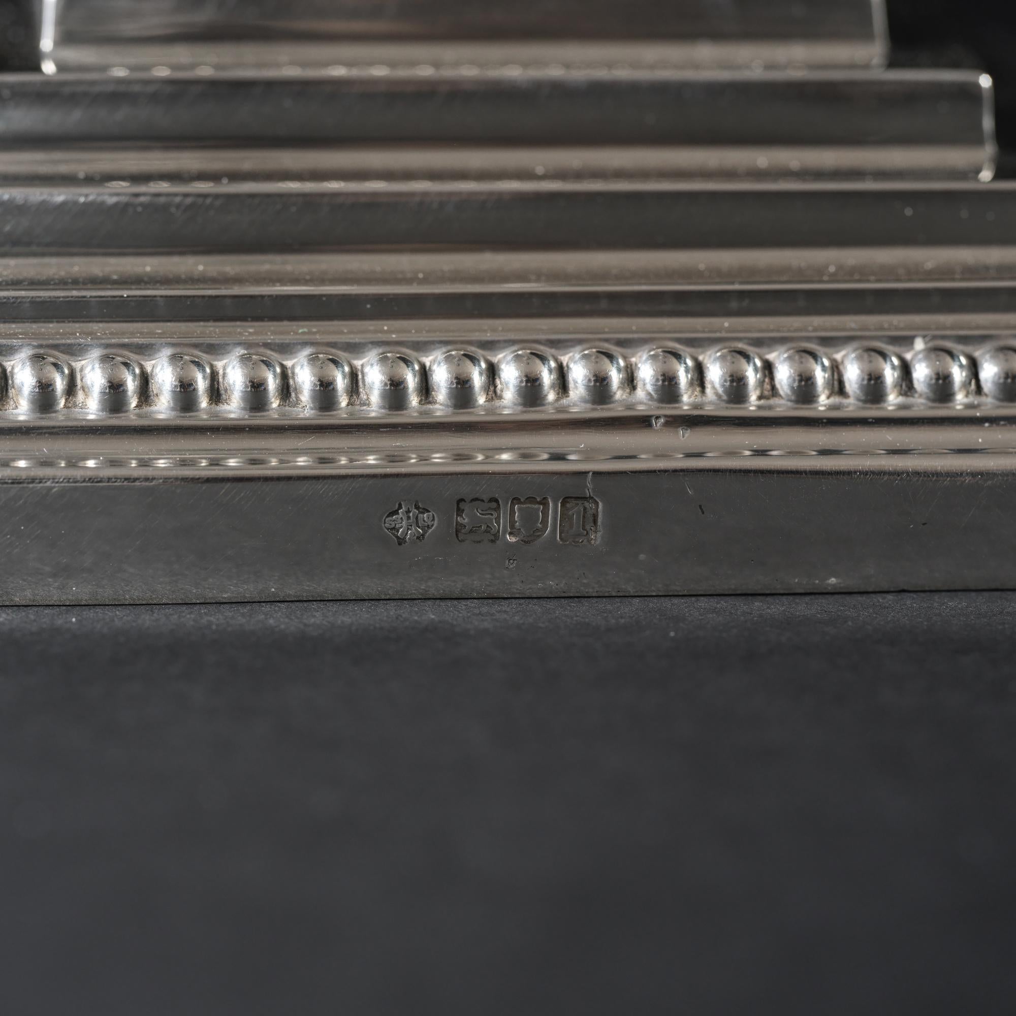 Coppia di candelabri d'argento a 3 luci in stile neoclassico edoardiano in vendita 7