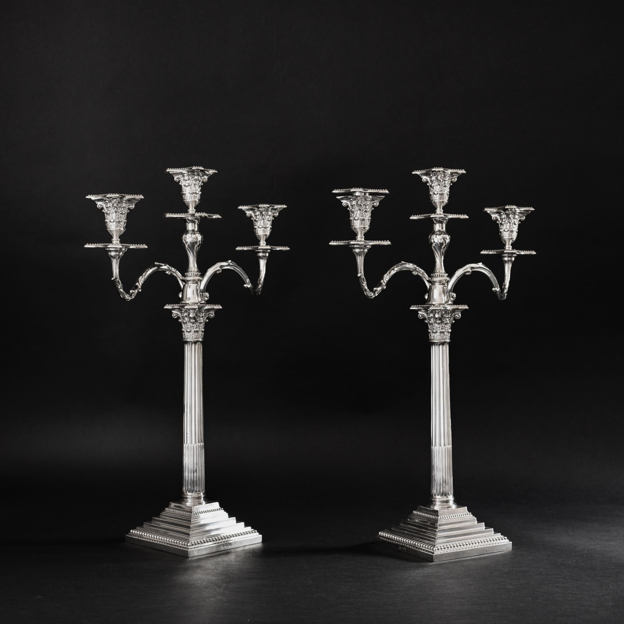 Realizzati in epoca edoardiana, una coppia di alti candelabri a colonna corinzia in argento, ciascuno con due rami e tre luci. A dimostrazione della loro versatilità, i rami staccabili possono essere uniti su un candeliere per formare un unico