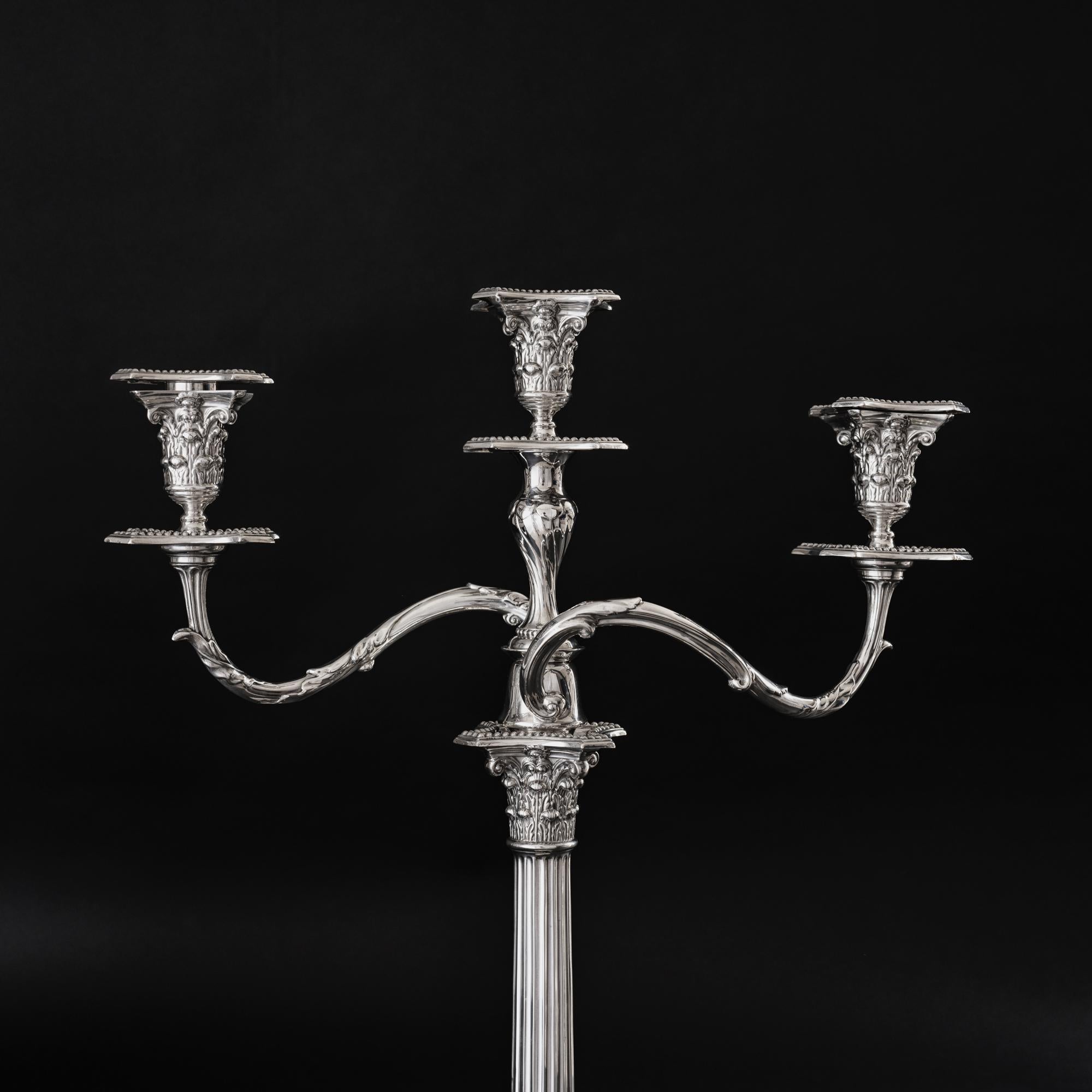 Edoardiano Coppia di candelabri d'argento a 3 luci in stile neoclassico edoardiano in vendita