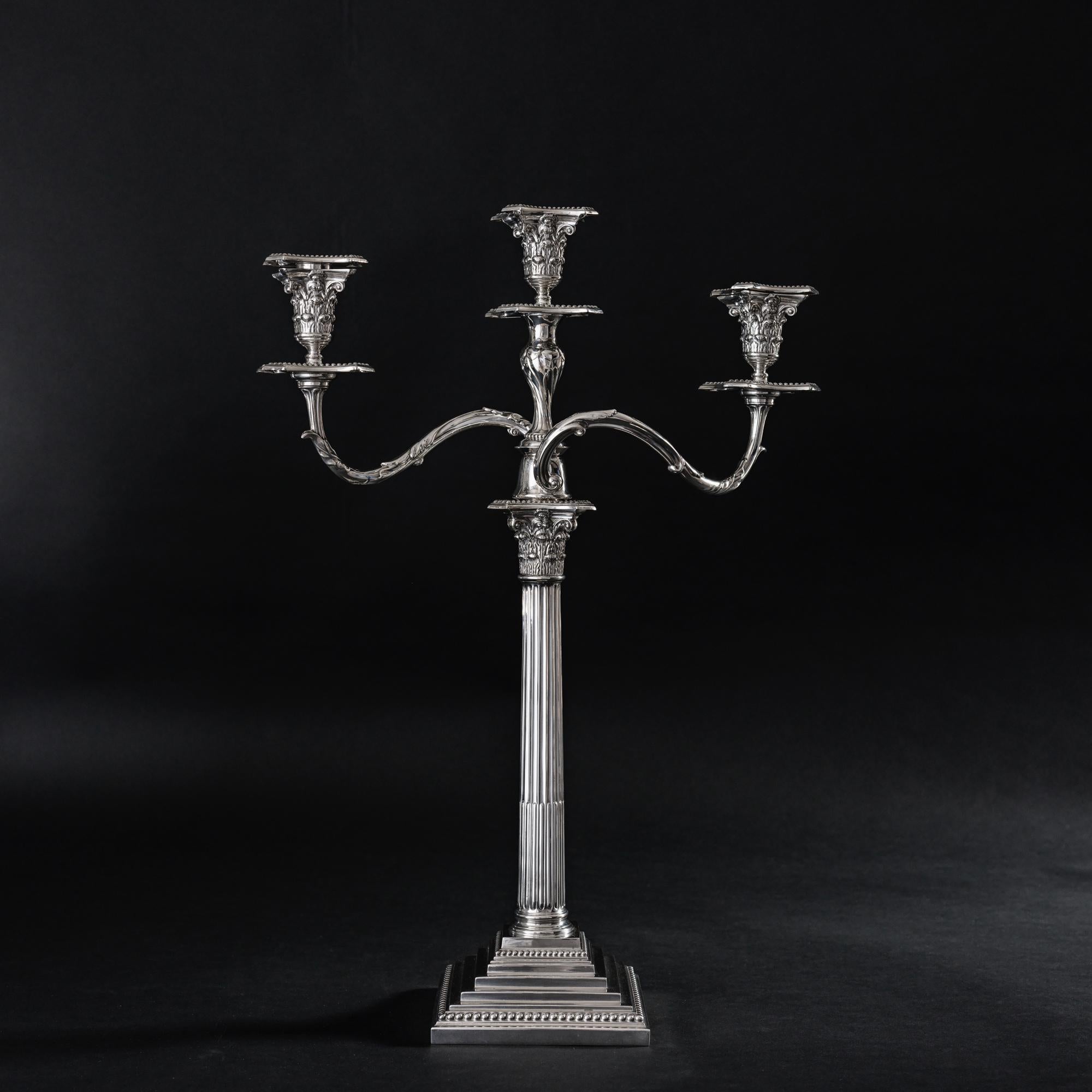 Coppia di candelabri d'argento a 3 luci in stile neoclassico edoardiano In condizioni buone in vendita a London, GB