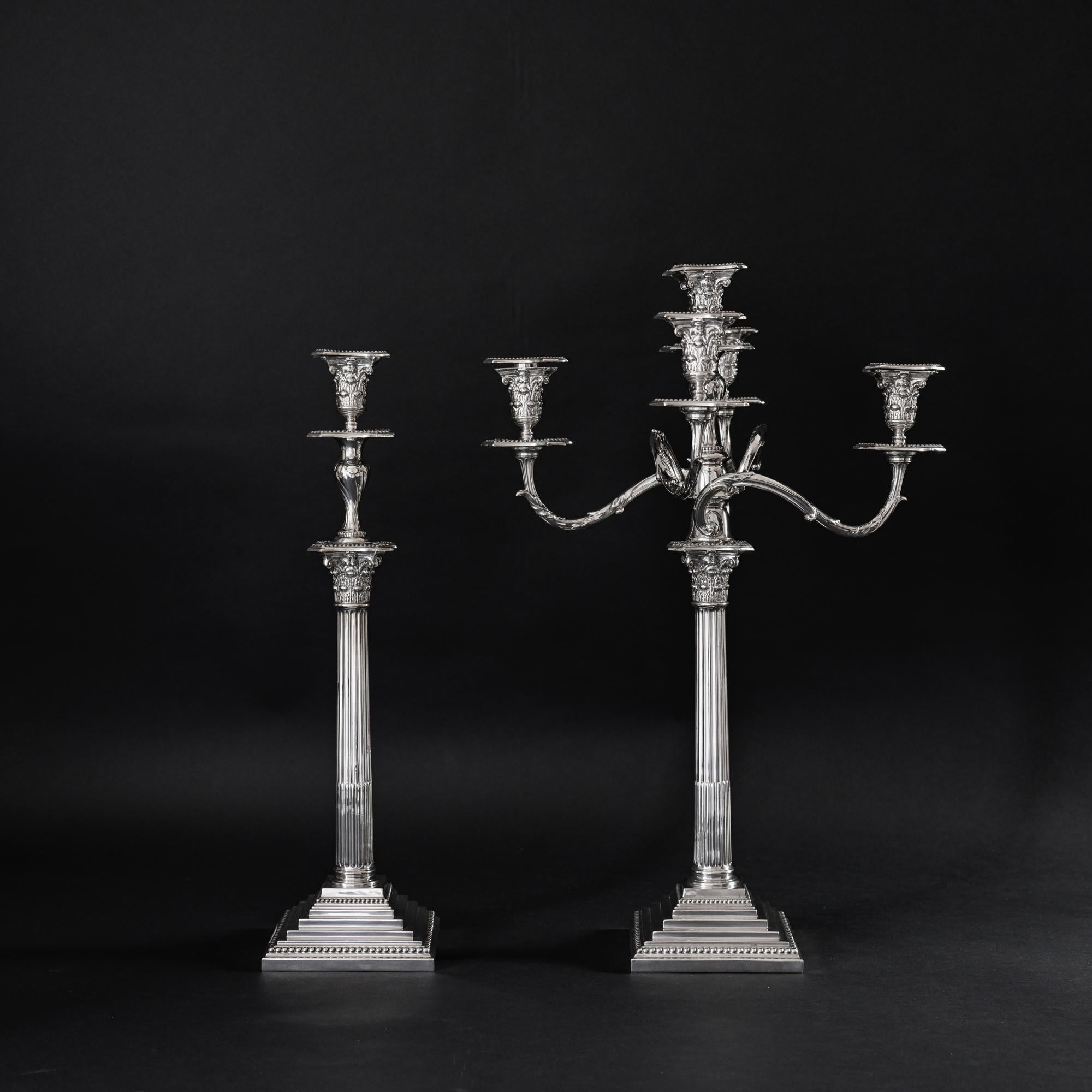 Inizio XX secolo Coppia di candelabri d'argento a 3 luci in stile neoclassico edoardiano in vendita