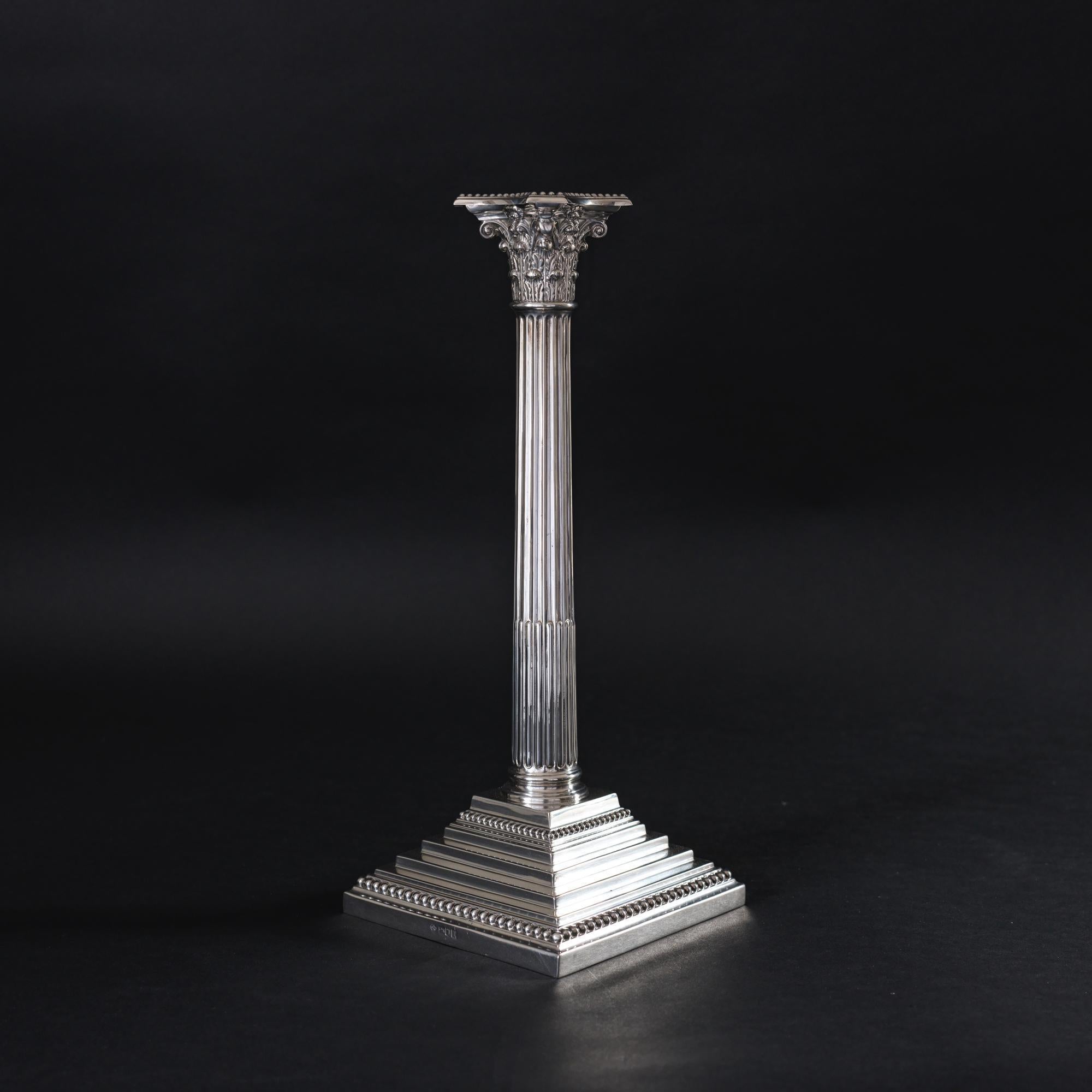 Argento 925 Coppia di candelabri d'argento a 3 luci in stile neoclassico edoardiano in vendita