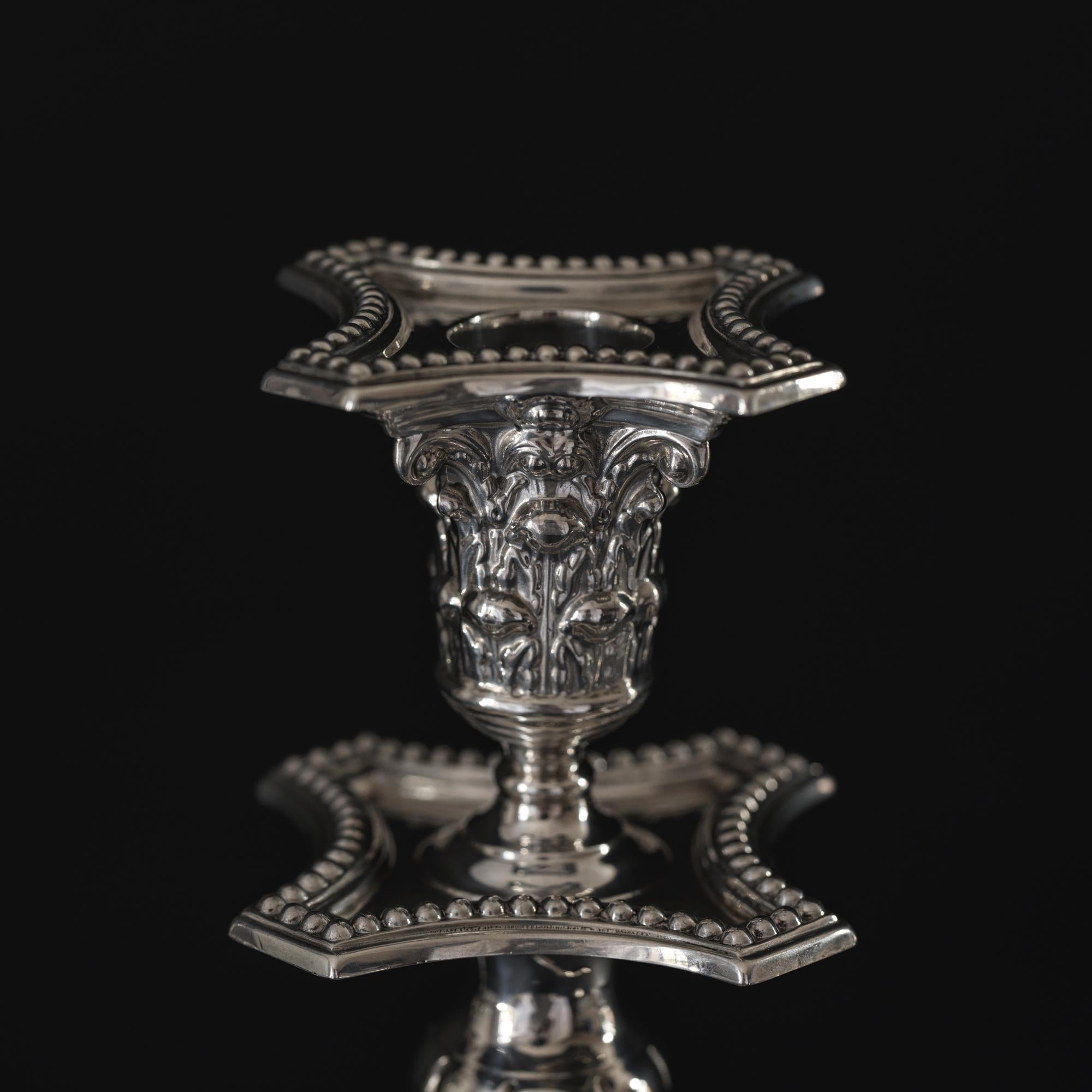Coppia di candelabri d'argento a 3 luci in stile neoclassico edoardiano in vendita 1