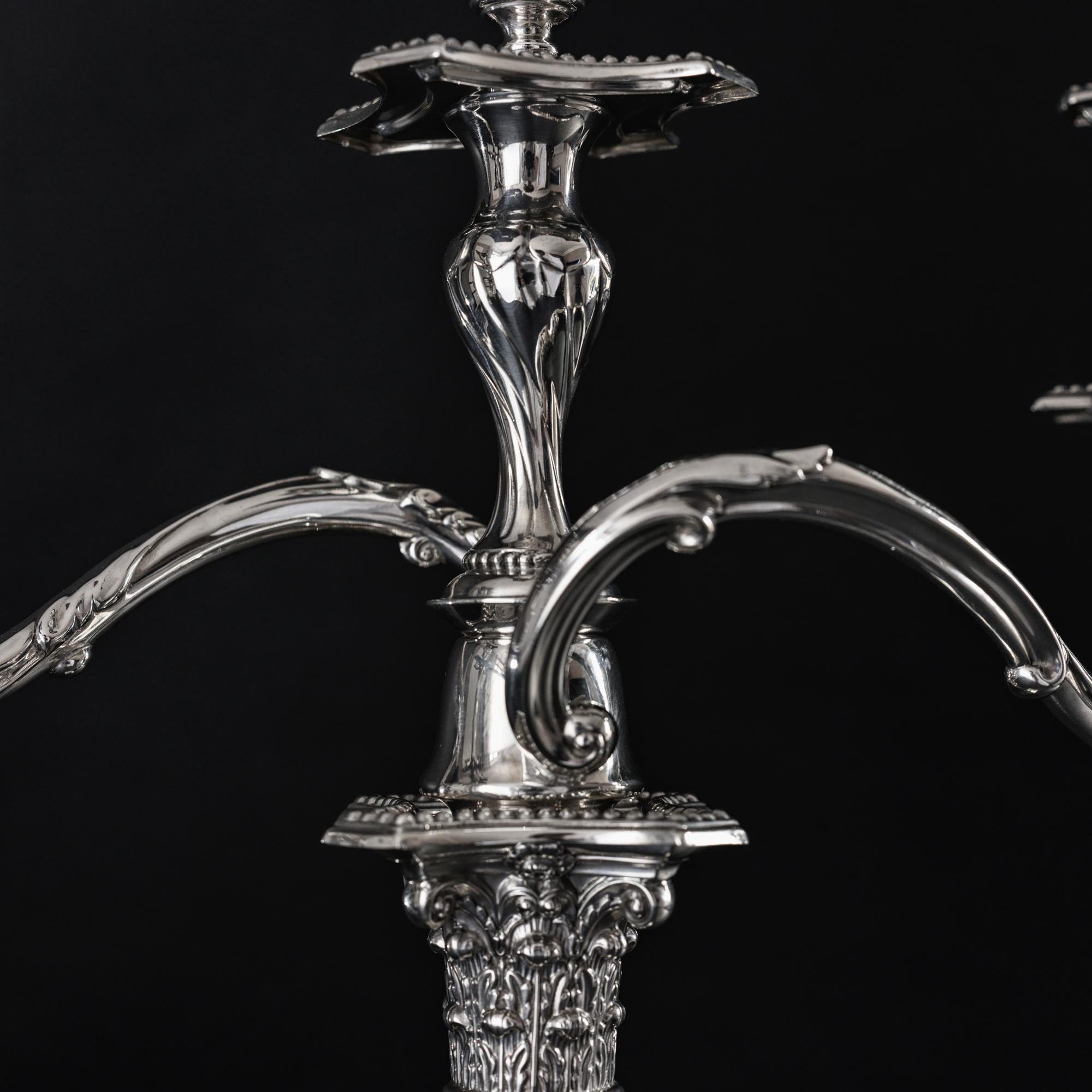 Coppia di candelabri d'argento a 3 luci in stile neoclassico edoardiano in vendita 2
