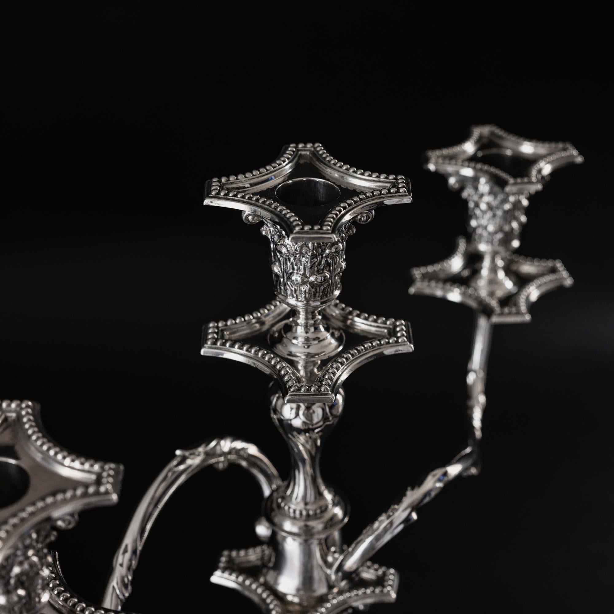 Coppia di candelabri d'argento a 3 luci in stile neoclassico edoardiano in vendita 3