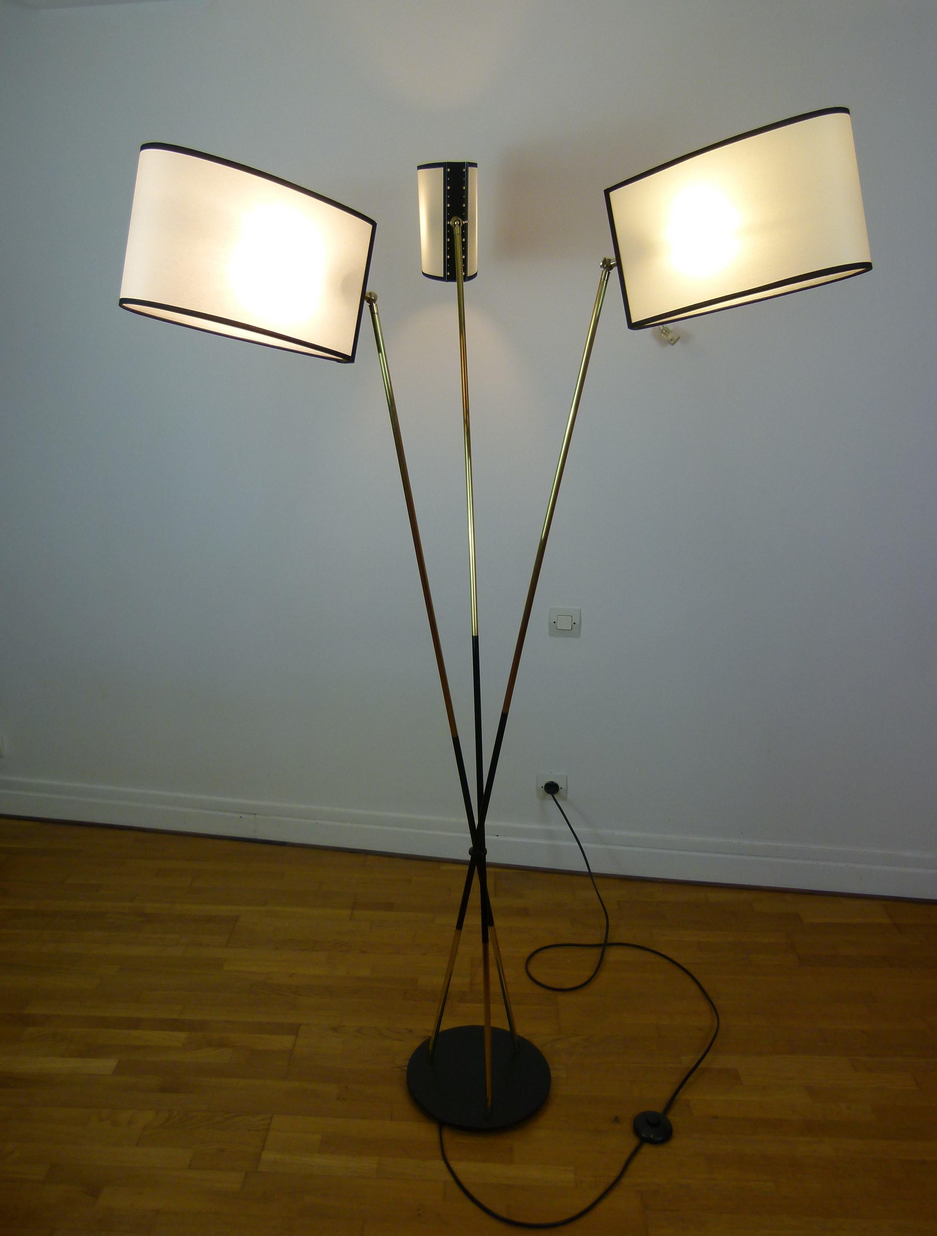 
Pair of floor lamps in brass and black lacquered metal.
composed of a circular base in black lacquered cast iron; on which are placed 3 brass light arms, crisscrossed in the middle.
Each arm has a brass ball joint, supporting an oval lampshade,