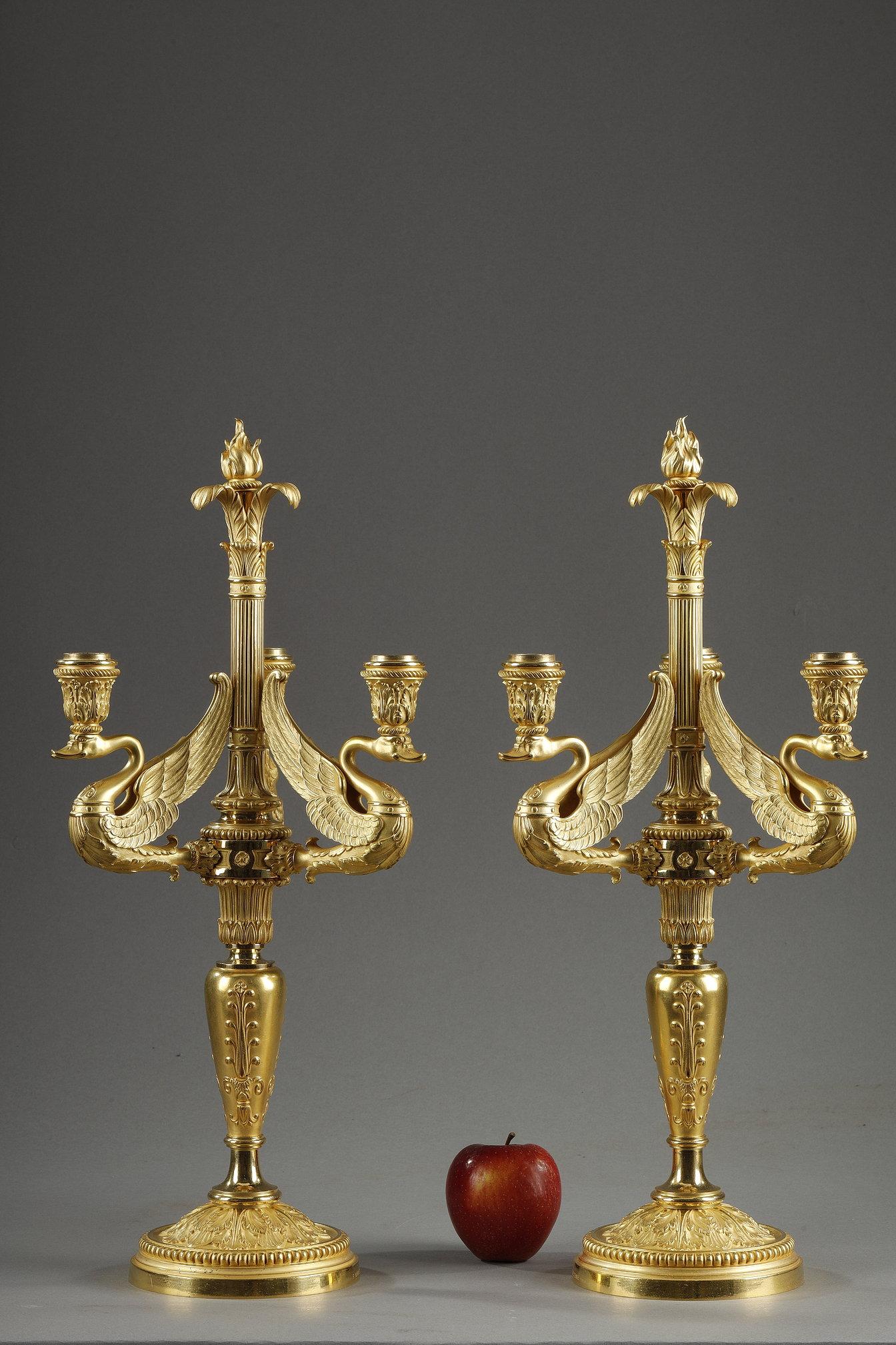 Paire de candélabres à trois lumières en bronze ciselé et doré, signés F. Barbedienne, Paris. Barbedienne, Paris.

Elégante paire de candélabres à trois lumières de style Empire en bronze finement ciselé et doré. Chaque tige effilée repose sur une