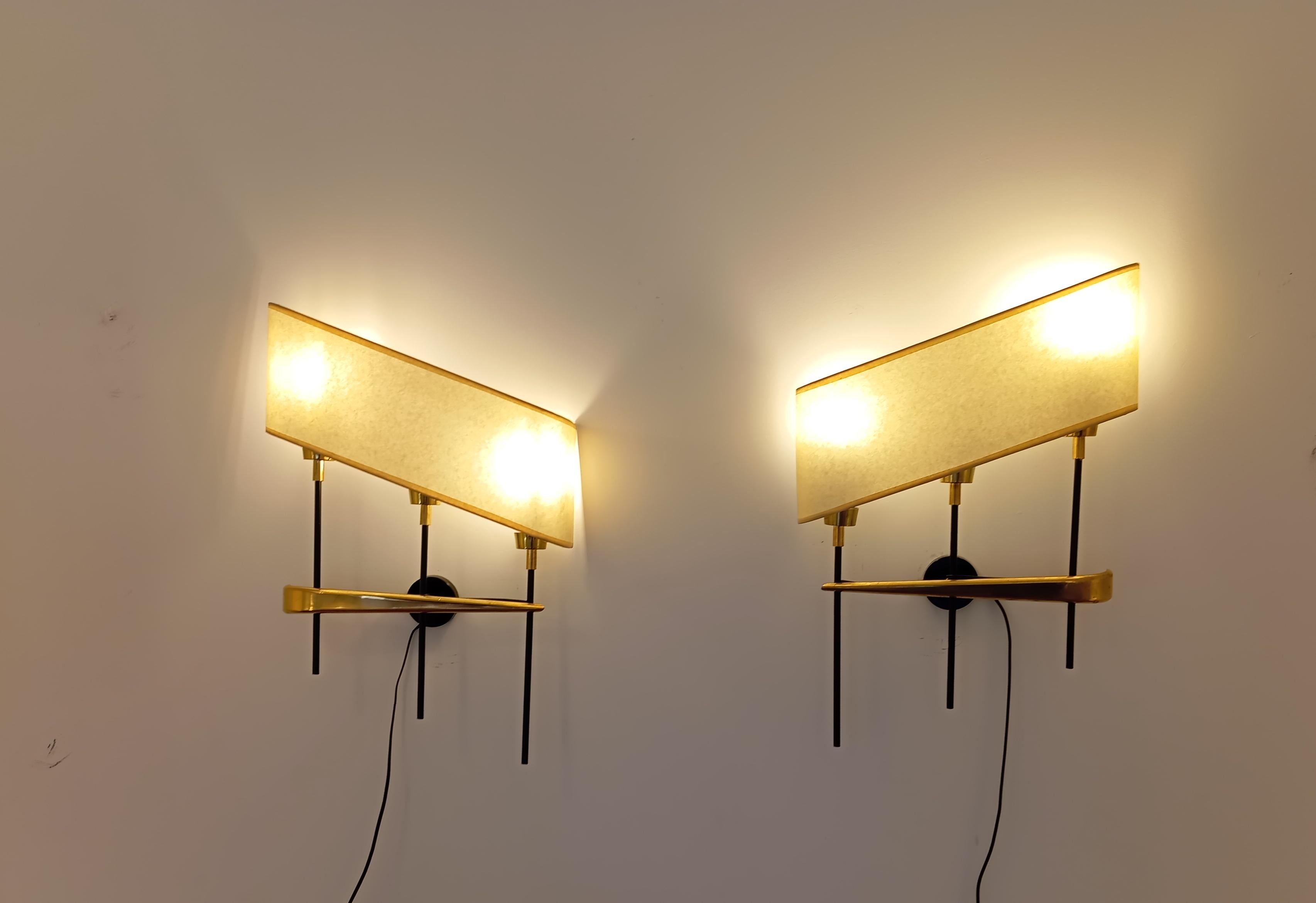 Pareja de apliques, de metal y latón, formados por una base de metal decorada con una pieza de latón de forma libre.
Cada una tiene 3 bombillas.
Obra francesa de R. Lunel, hacia 1950.
Perfecto estado.
