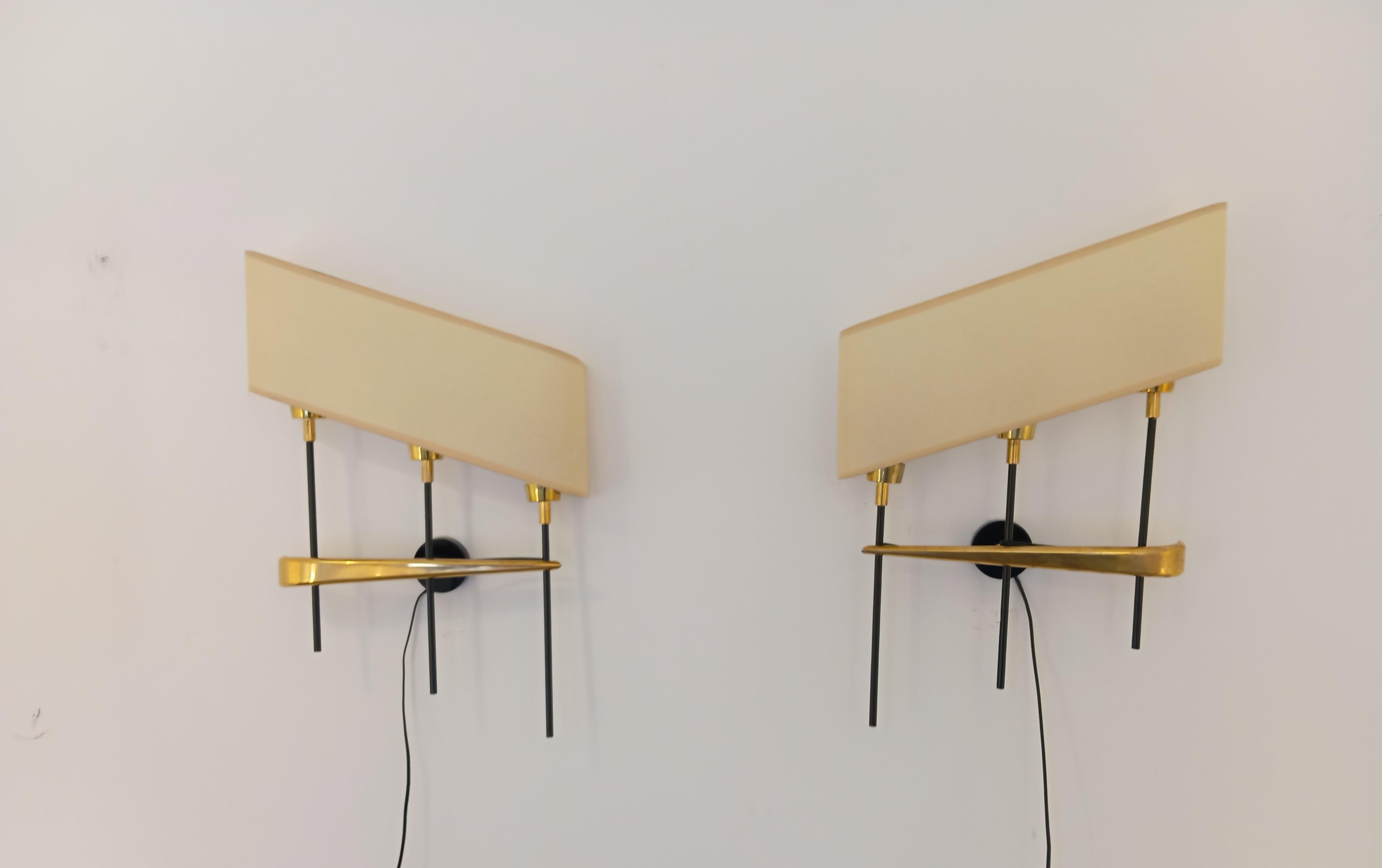 Pareja de apliques de pared de 3 luces, R. Lunel circa 1950 en Excelente estado para la venta en Saint-Ouen, FR