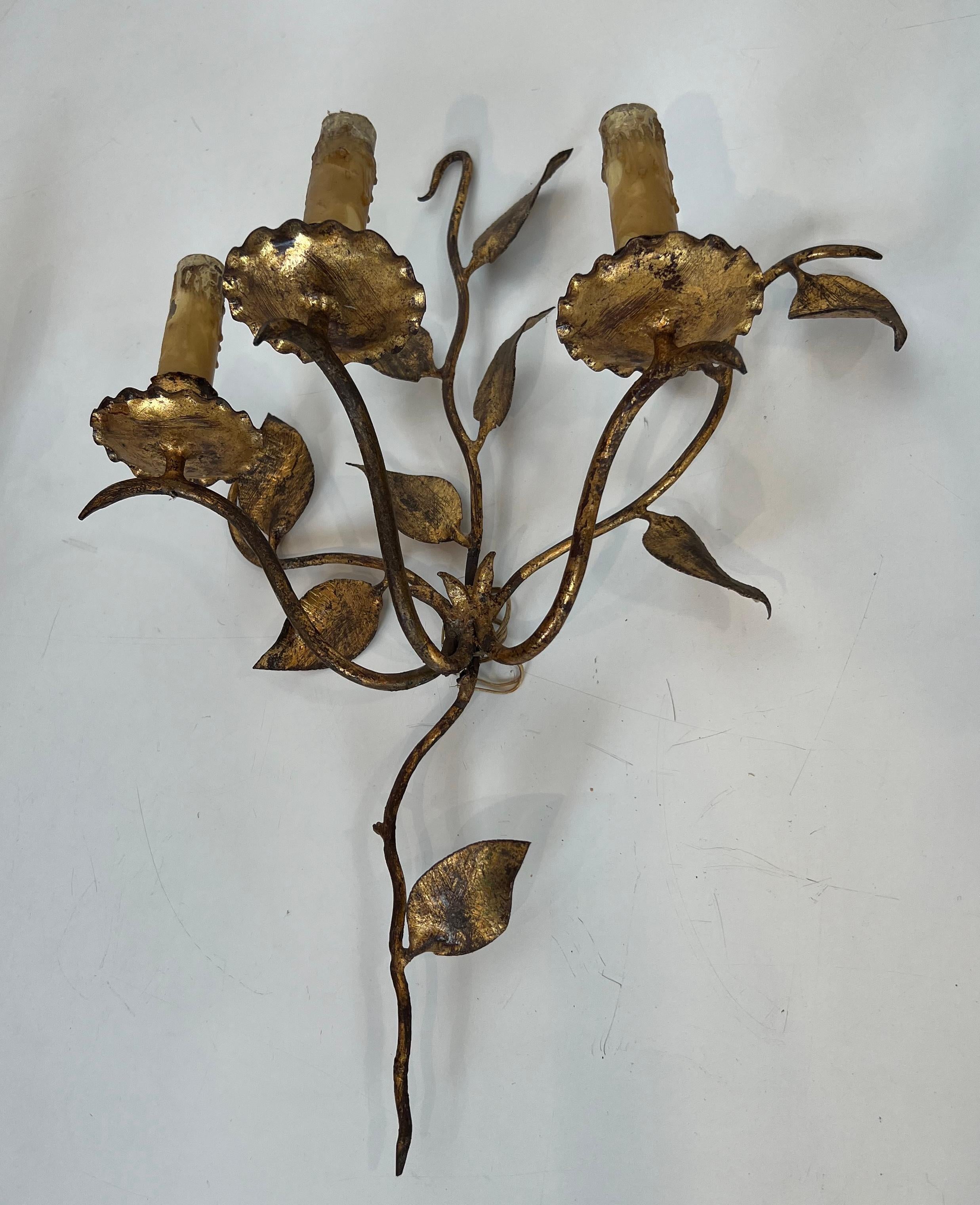 Paire d'appliques murales à 3 lumières en métal doré avec feuilles. Travail français. Circa 1970 en vente 2