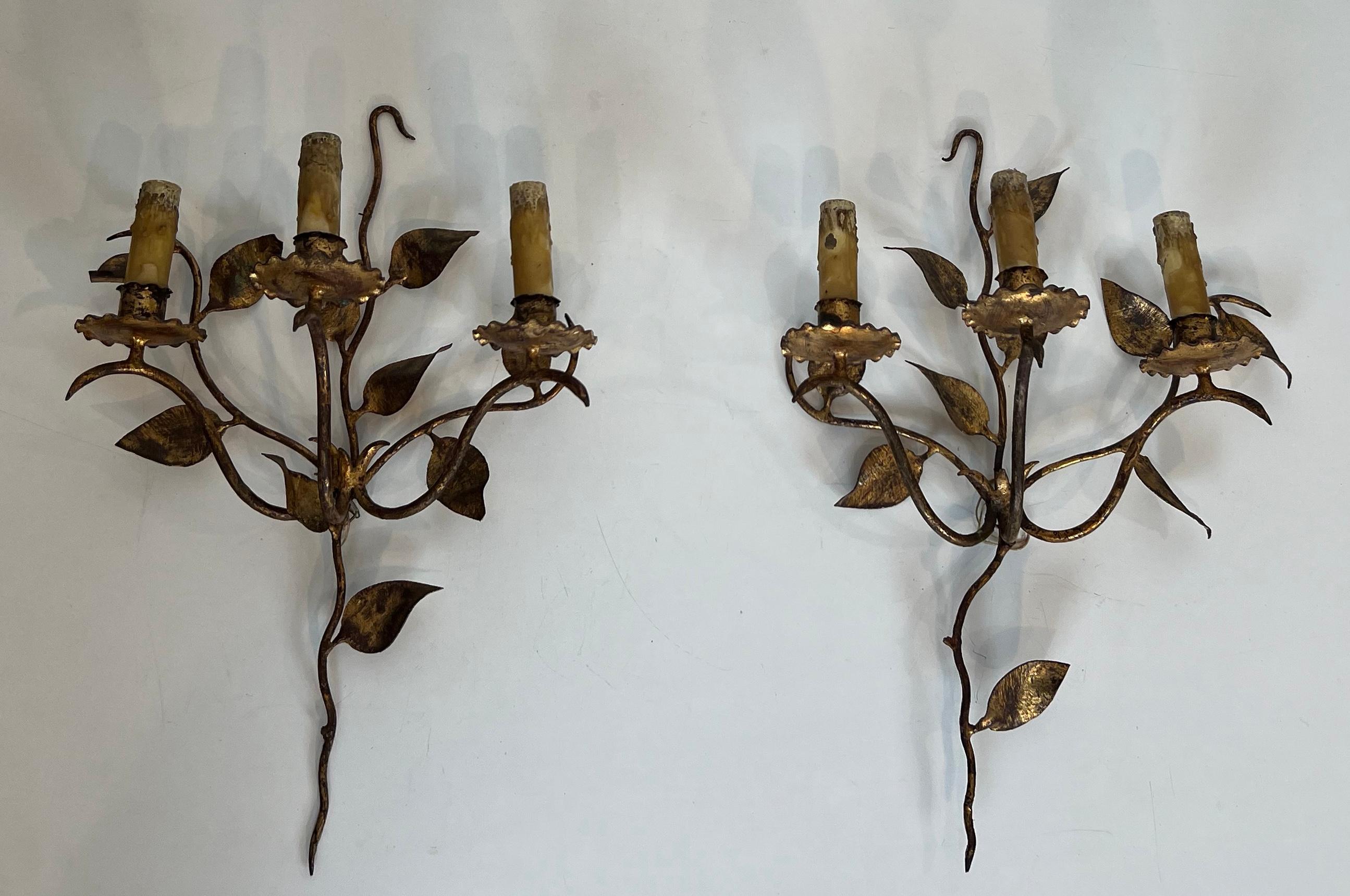 Paire d'appliques murales à 3 lumières en métal doré avec feuilles. Travail français. Circa 1970 en vente 3