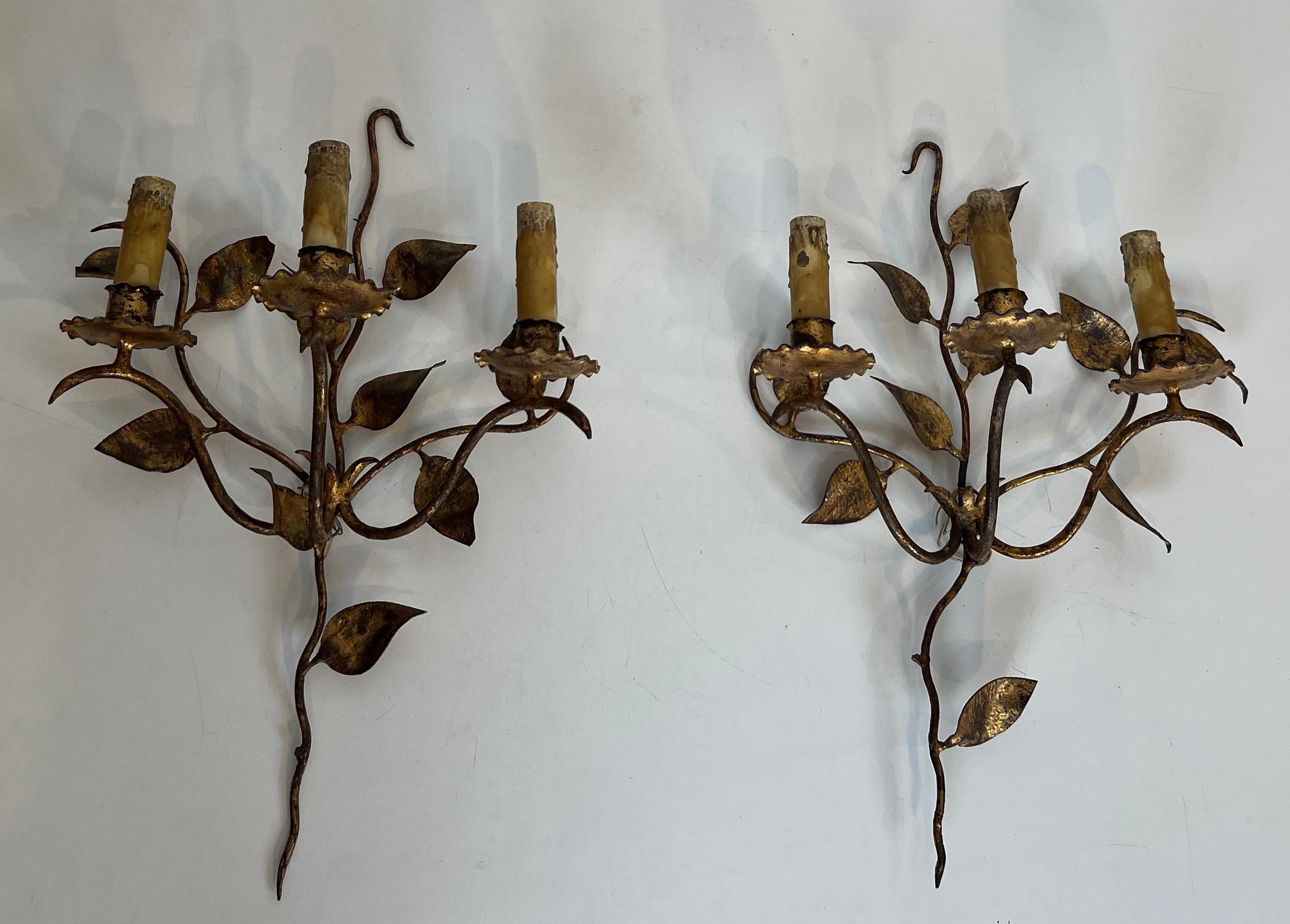 Paire d'appliques murales à 3 lumières en métal doré avec feuilles. Travail français. Circa 1970 en vente 4