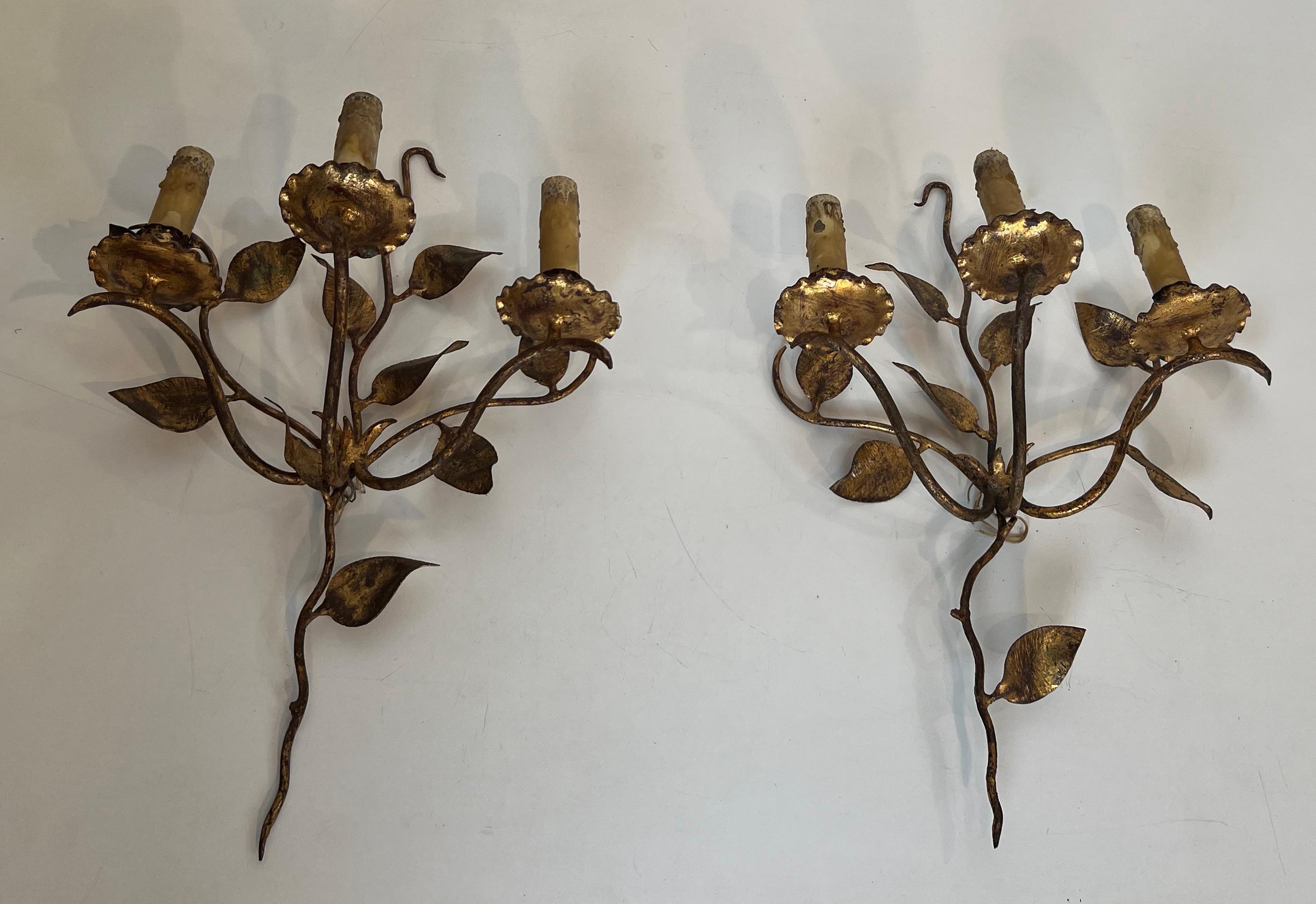 Mid-Century Modern Paire d'appliques murales à 3 lumières en métal doré avec feuilles. Travail français. Circa 1970 en vente