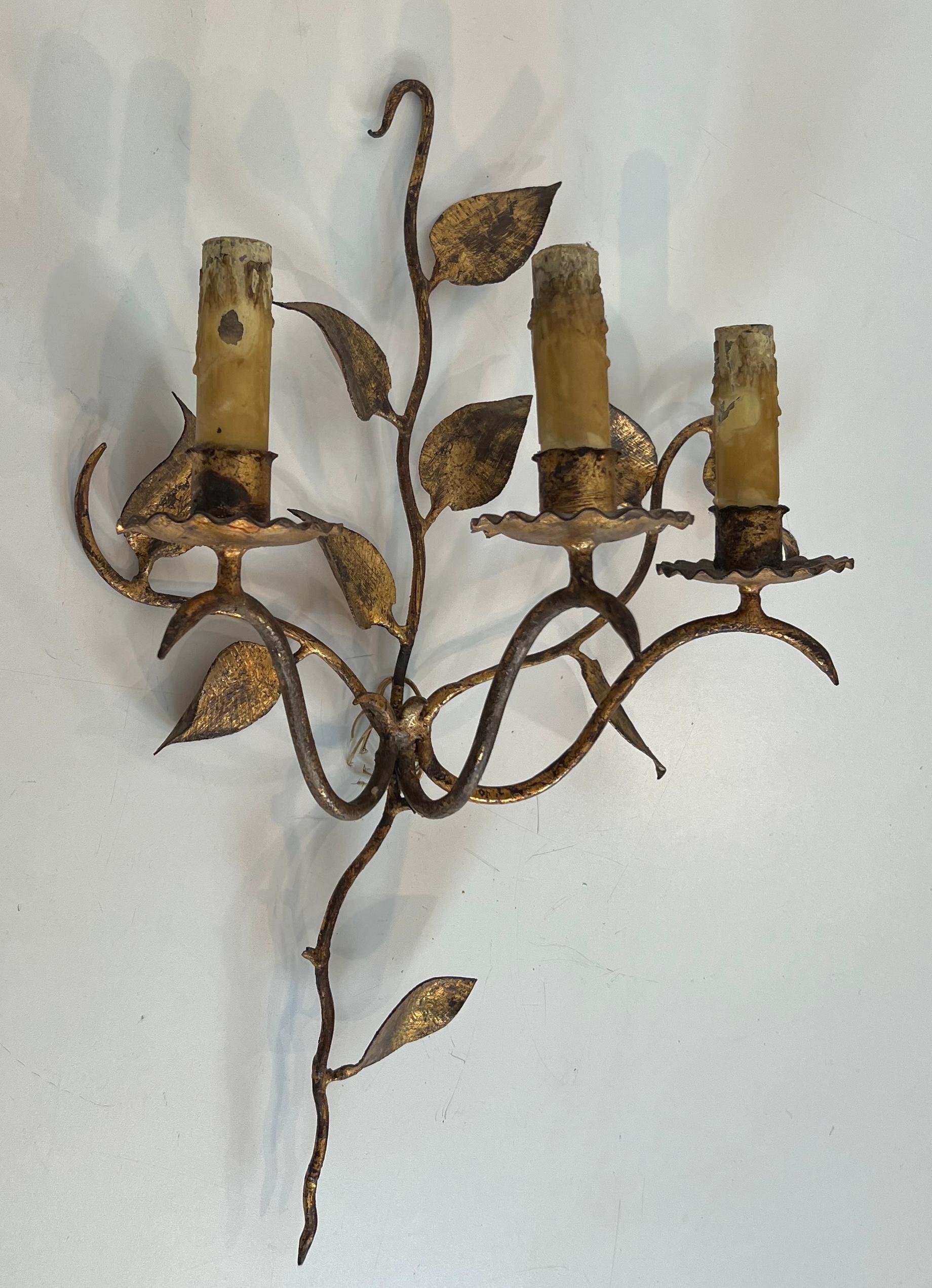 Doré Paire d'appliques murales à 3 lumières en métal doré avec feuilles. Travail français. Circa 1970 en vente