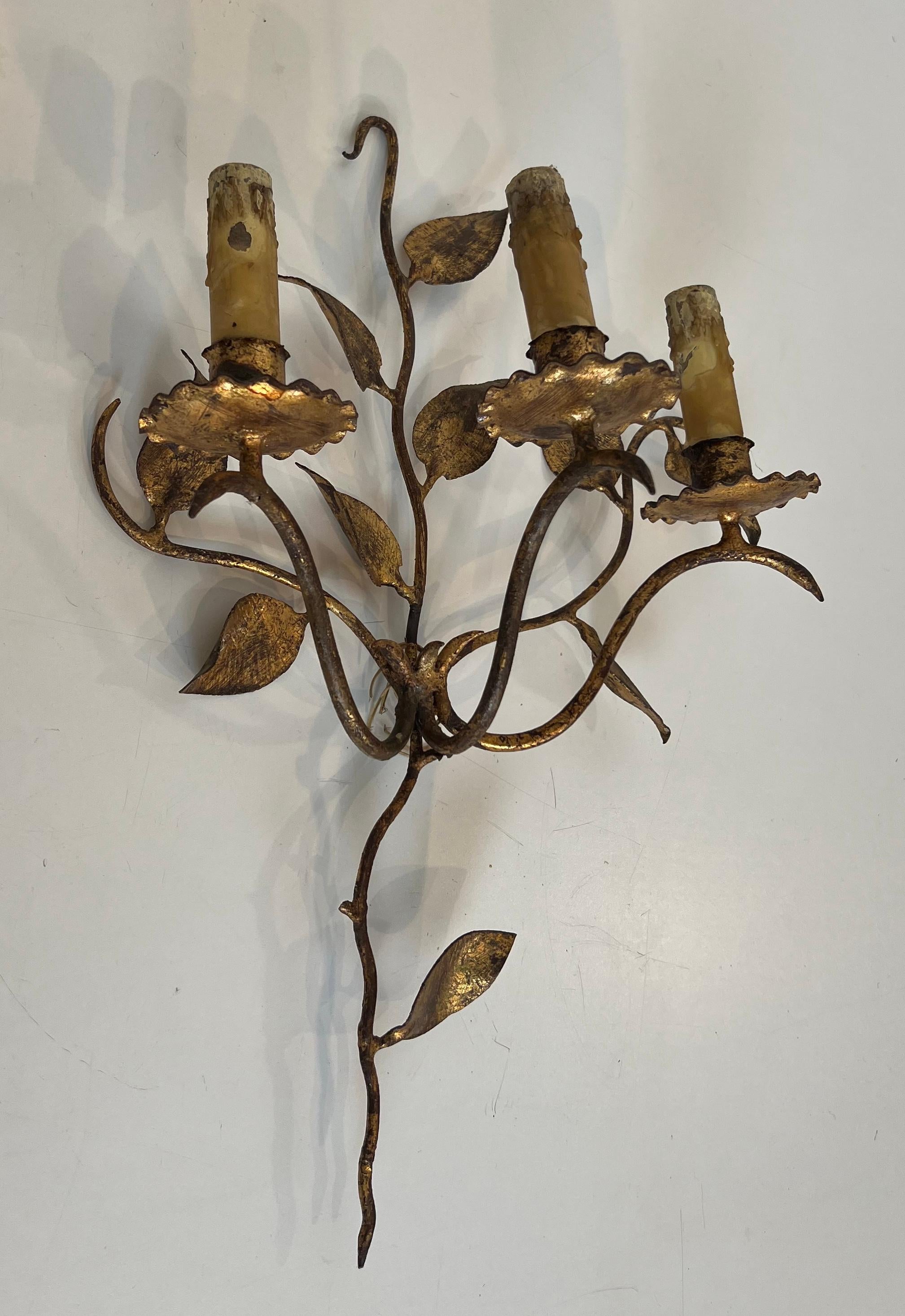 Paire d'appliques murales à 3 lumières en métal doré avec feuilles. Travail français. Circa 1970 Bon état - En vente à Marcq-en-Barœul, Hauts-de-France