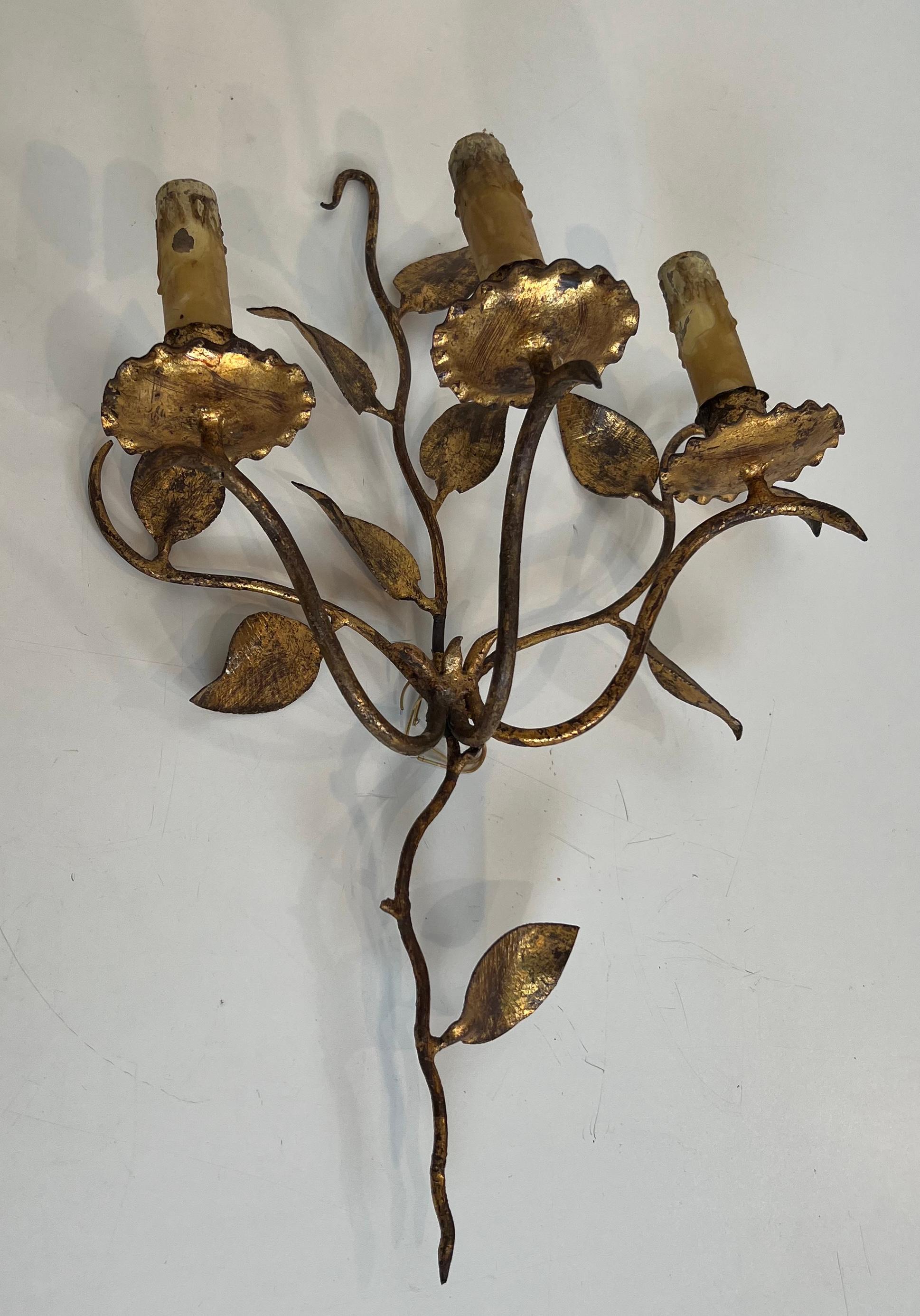 Fin du 20e siècle Paire d'appliques murales à 3 lumières en métal doré avec feuilles. Travail français. Circa 1970 en vente