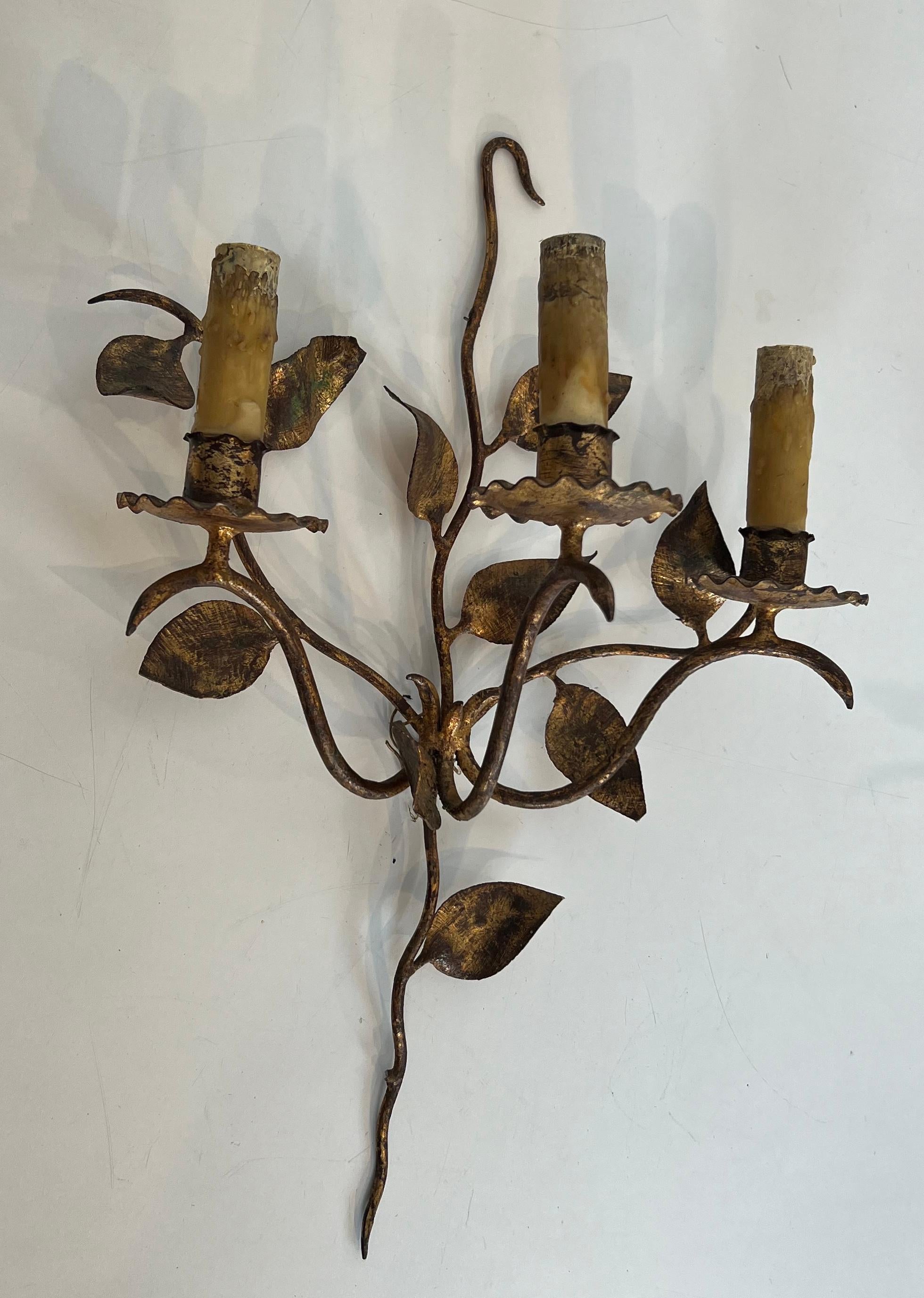 Métal Paire d'appliques murales à 3 lumières en métal doré avec feuilles. Travail français. Circa 1970 en vente
