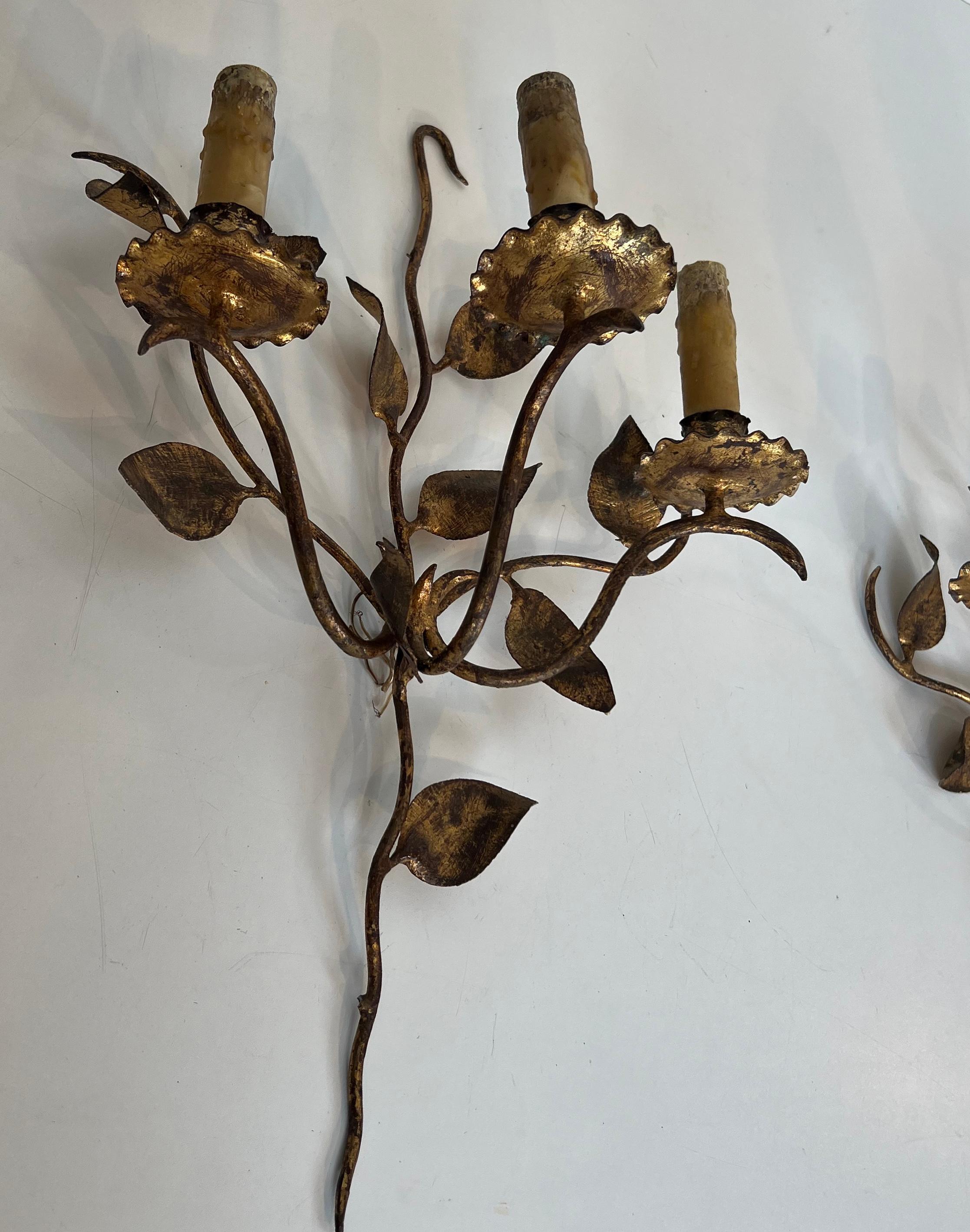 Paire d'appliques murales à 3 lumières en métal doré avec feuilles. Travail français. Circa 1970 en vente 1