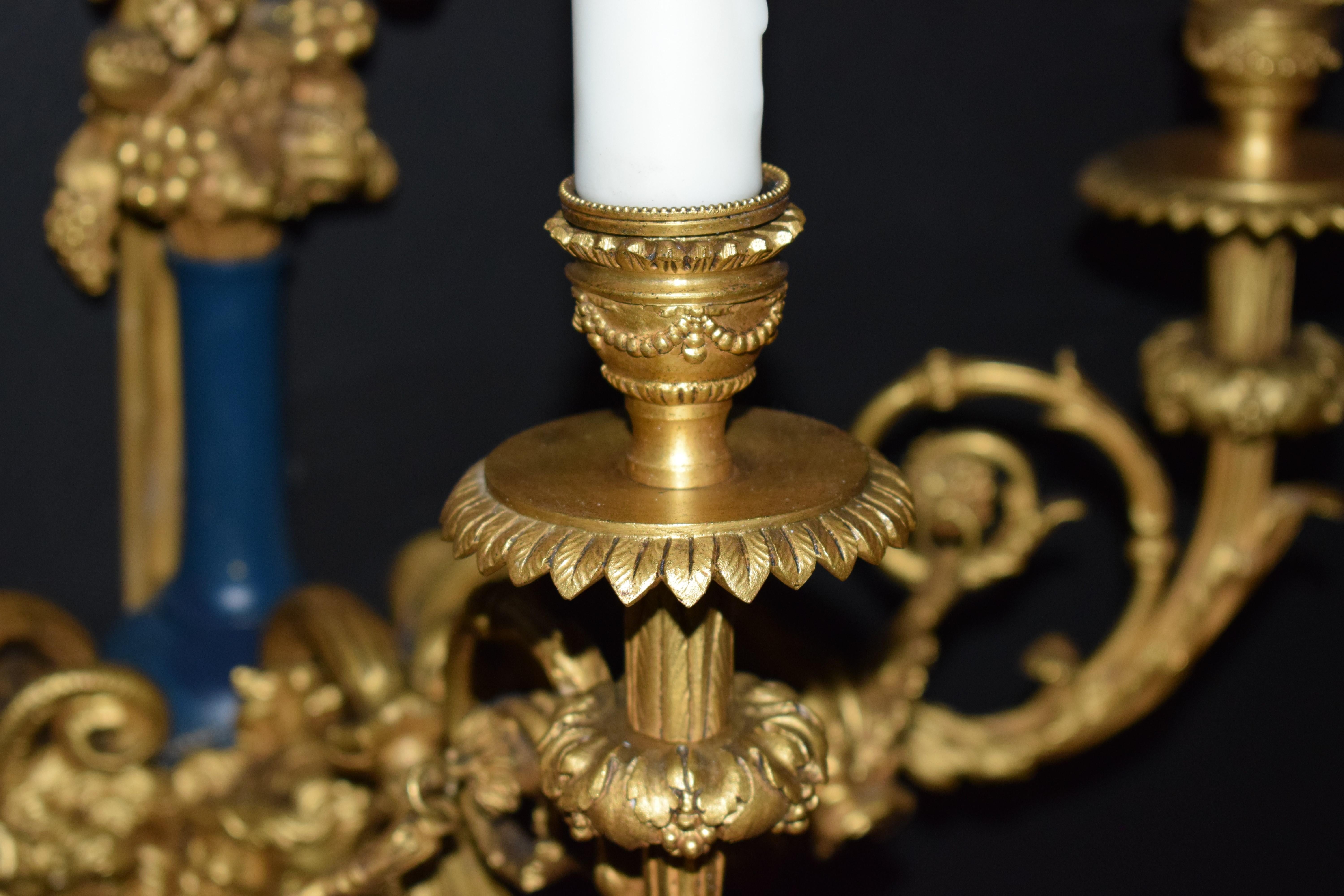 Zwei Louis-XVI-Wandleuchter mit 3 Leuchten (Bronze) im Angebot