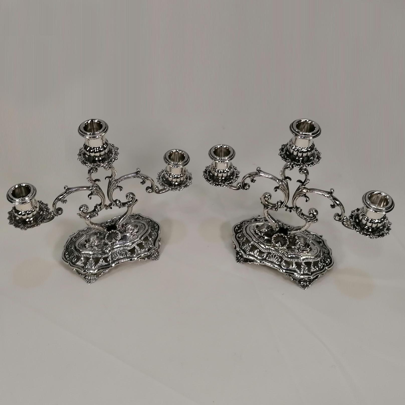 Paar 3-flammige italienische Kandelaber aus massivem Silber im Barockstil (Geschmiedet) im Angebot