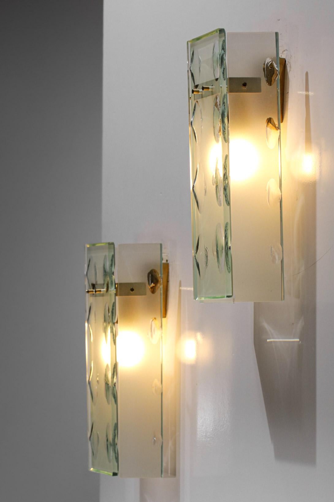 Imposing pair of Italian sconces in the style of Max Ingrand's work from the 60s. Brass structure, diffuser composed of three frosted glass slabs and engraved for a decorative effect even when turned off. Very nice vintage condition, recommended LED
