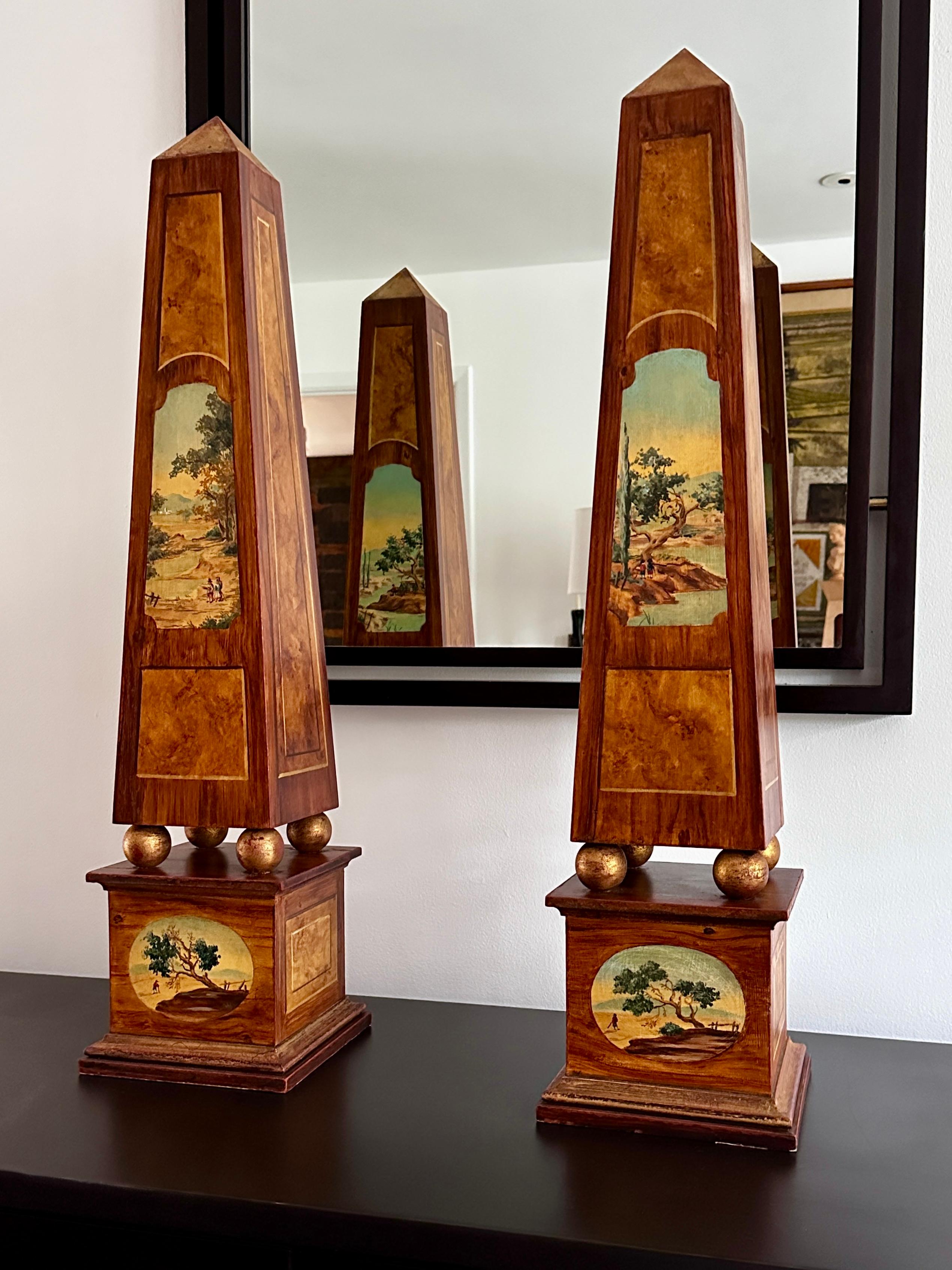 Coppia di obelischi in legno finto Boi e dorato alti 31 pollici, realizzati in Francia in vendita 4