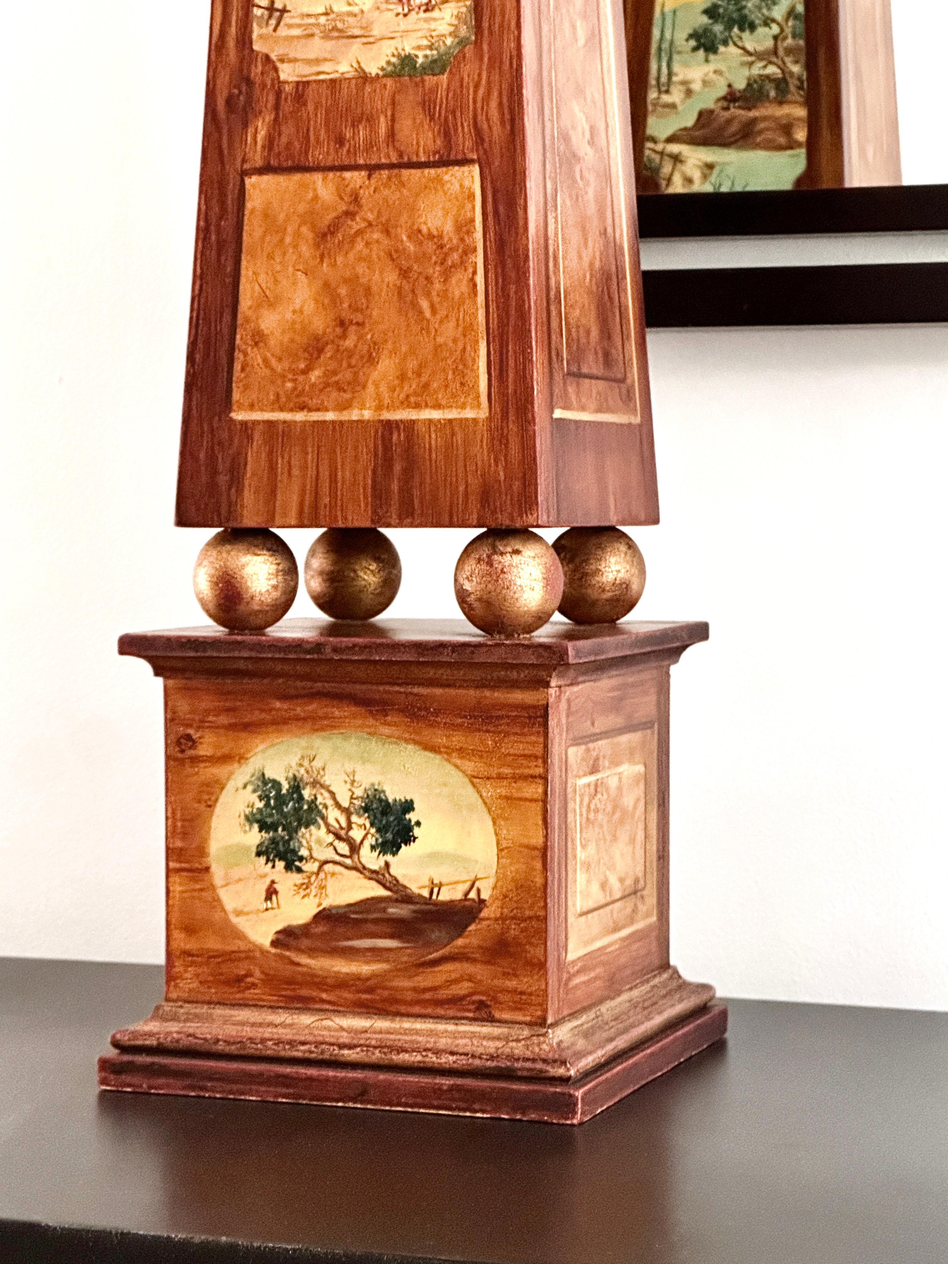 Coppia di obelischi in legno finto Boi e dorato alti 31 pollici, realizzati in Francia in vendita 8