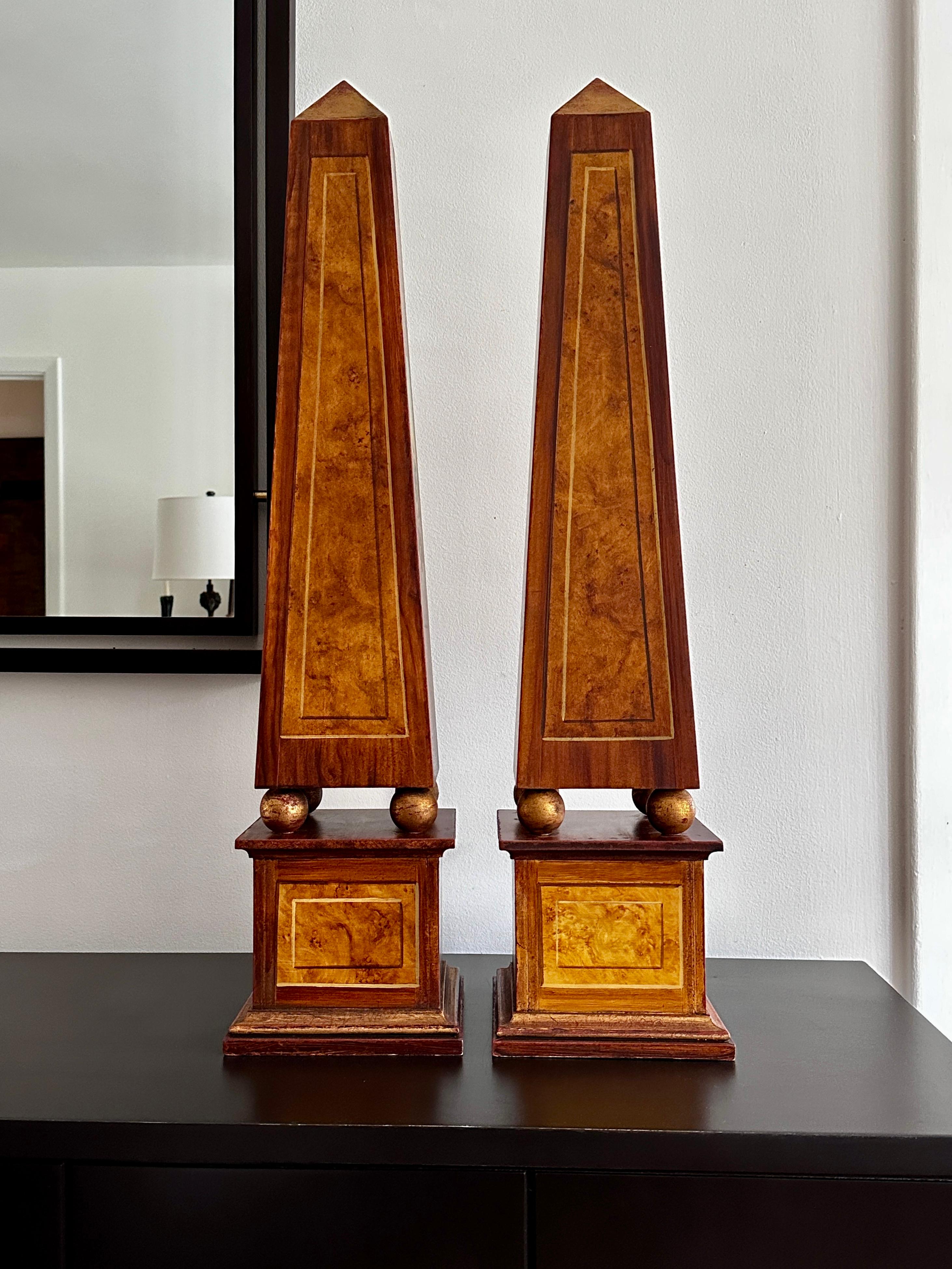 Stile provenzale Coppia di obelischi in legno finto Boi e dorato alti 31 pollici, realizzati in Francia in vendita