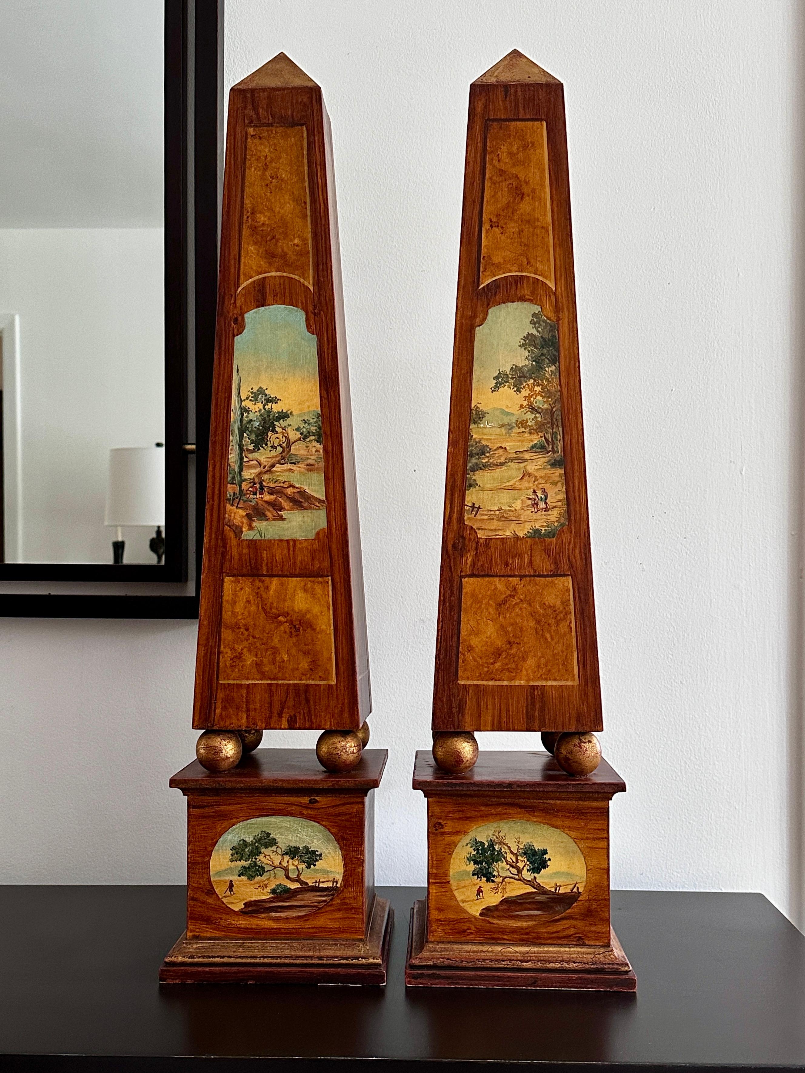 Francese Coppia di obelischi in legno finto Boi e dorato alti 31 pollici, realizzati in Francia in vendita