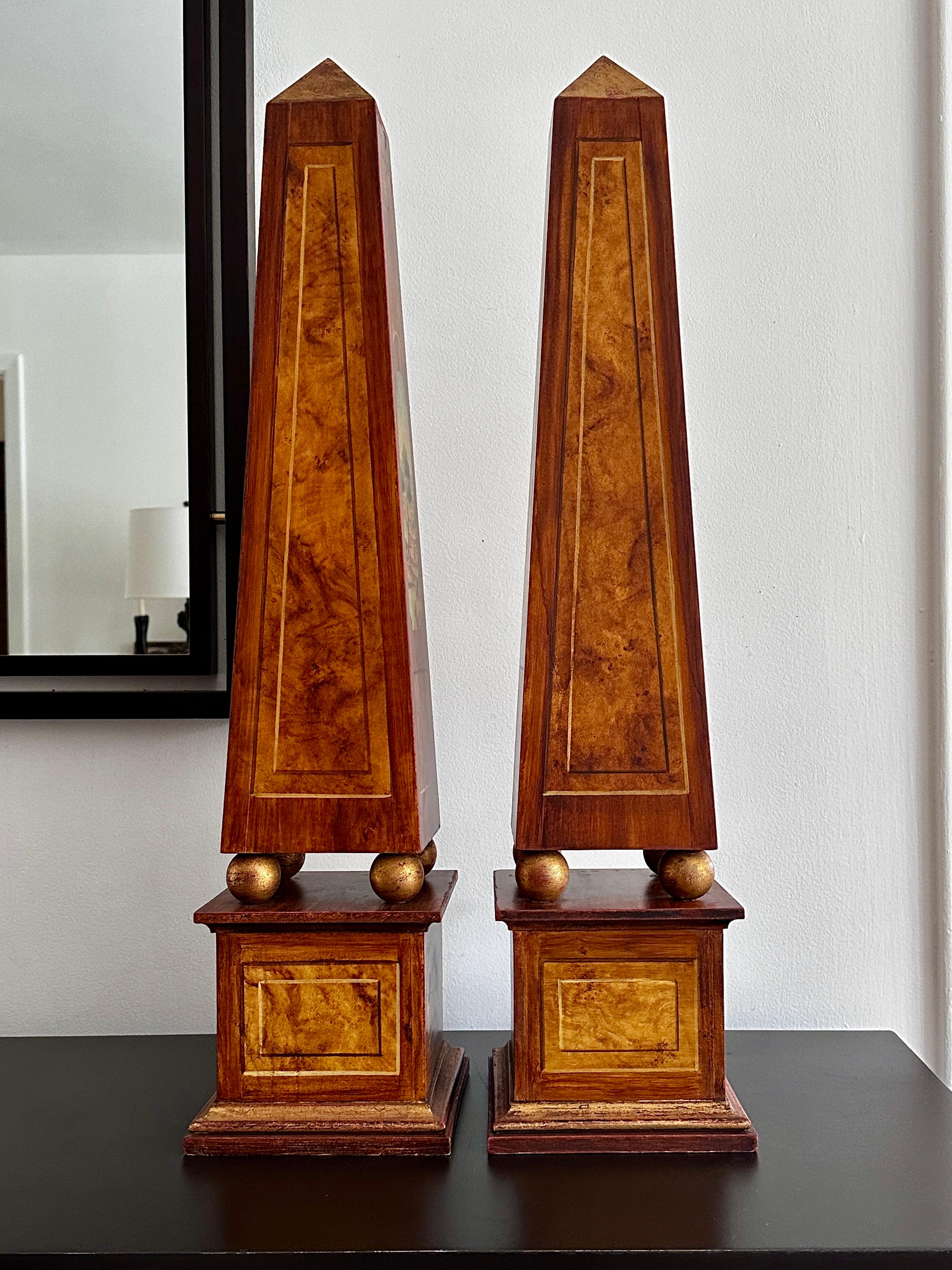 Fatto a mano Coppia di obelischi in legno finto Boi e dorato alti 31 pollici, realizzati in Francia in vendita