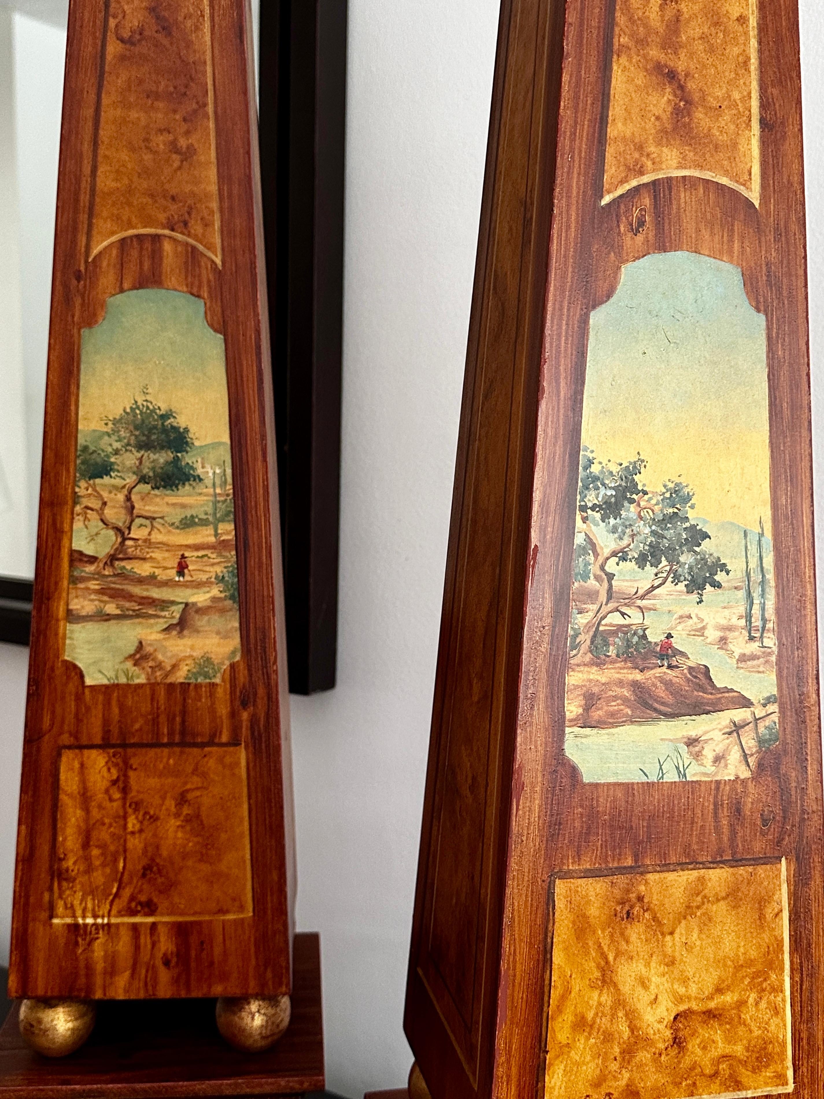 Coppia di obelischi in legno finto Boi e dorato alti 31 pollici, realizzati in Francia In condizioni buone in vendita a Doraville, GA