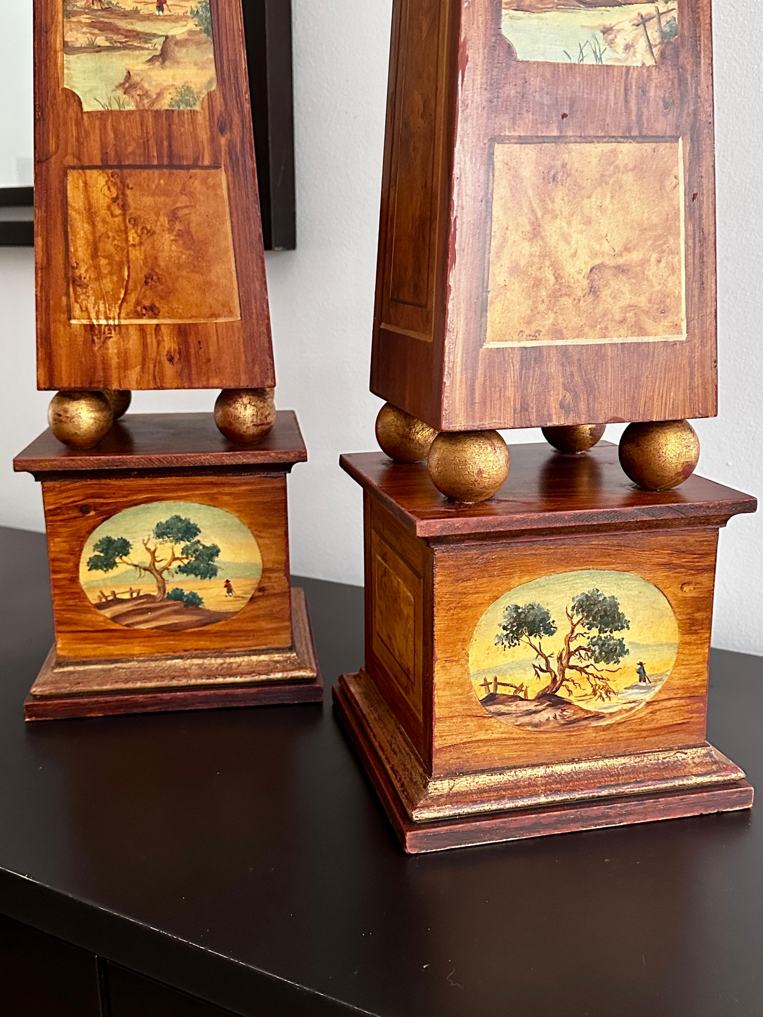 XX secolo Coppia di obelischi in legno finto Boi e dorato alti 31 pollici, realizzati in Francia in vendita