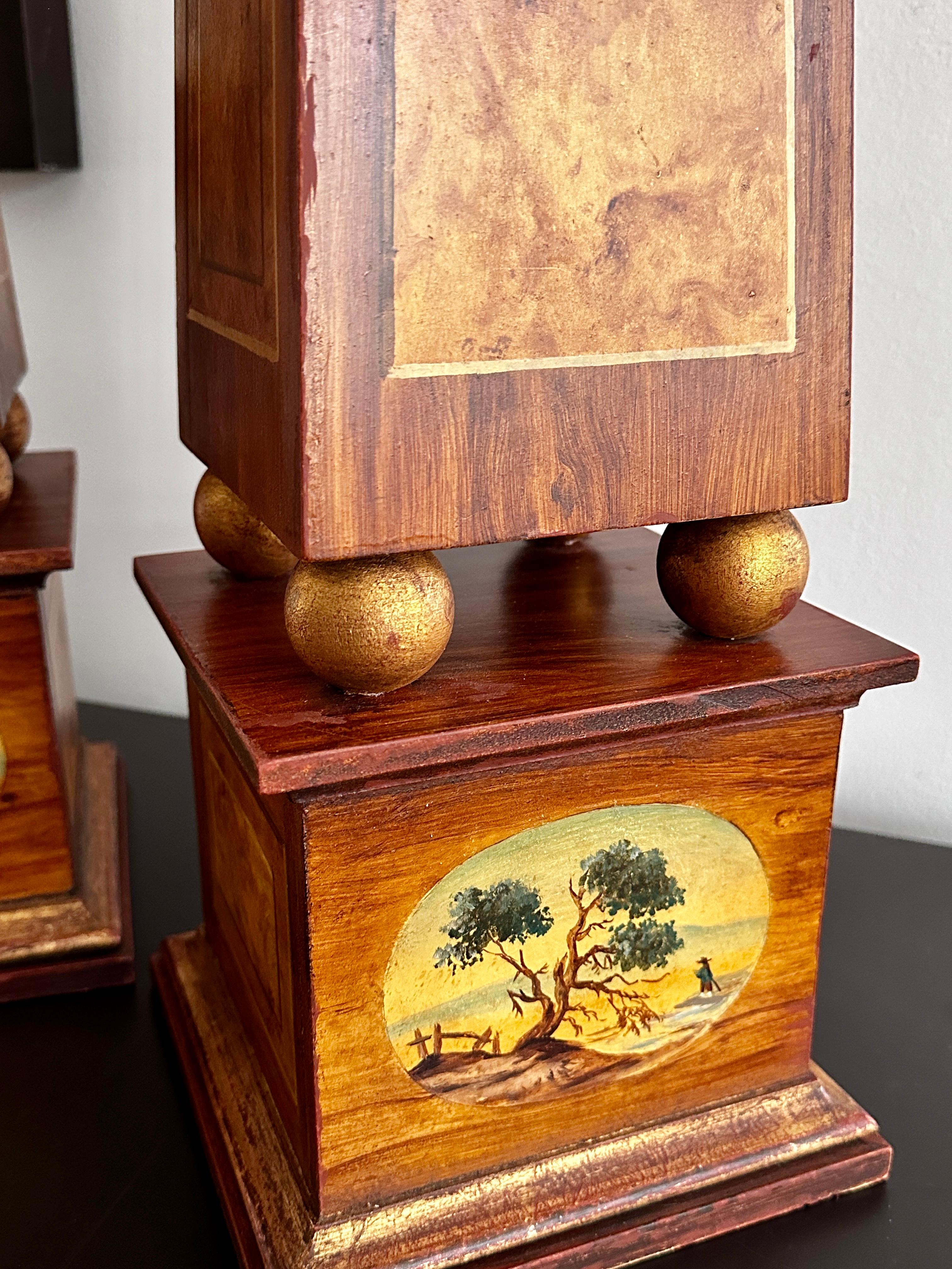 Legno Coppia di obelischi in legno finto Boi e dorato alti 31 pollici, realizzati in Francia in vendita