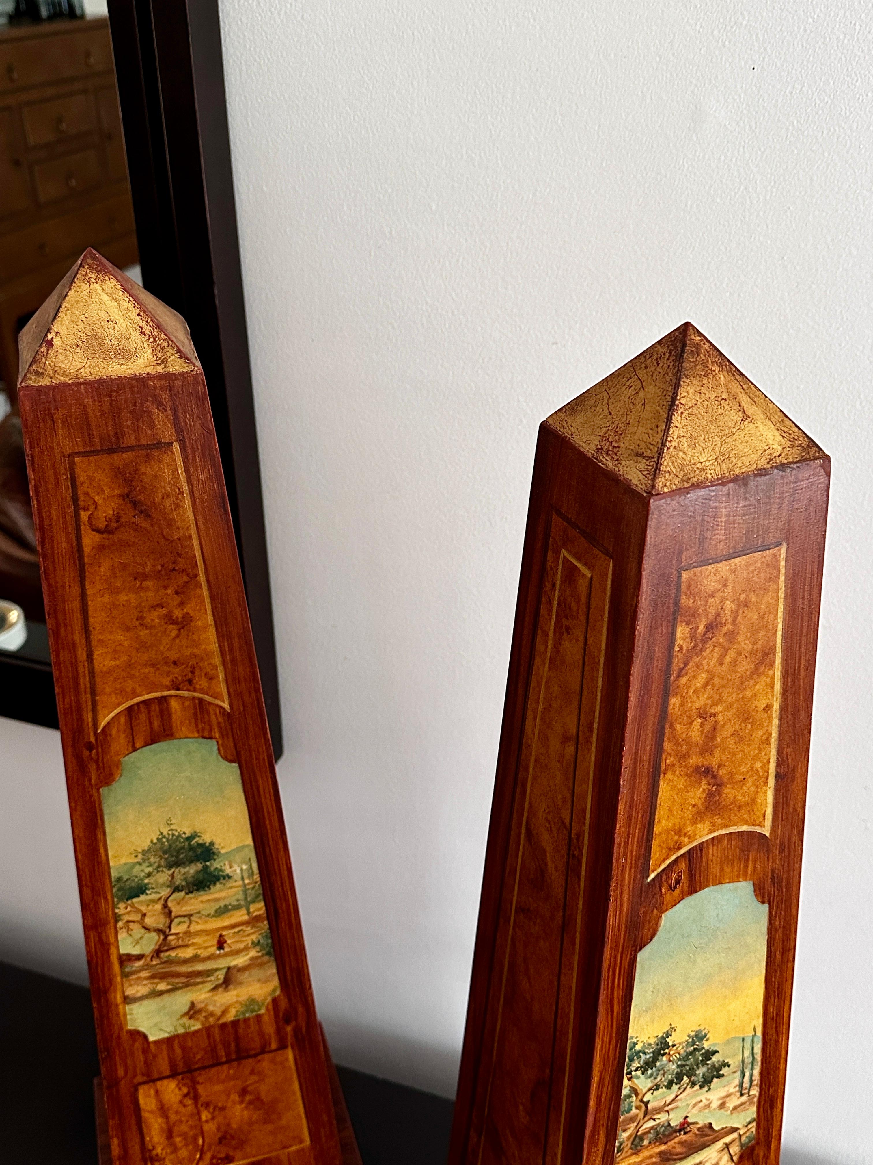 Coppia di obelischi in legno finto Boi e dorato alti 31 pollici, realizzati in Francia in vendita 1