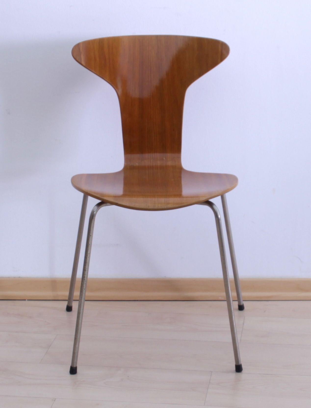 Original pair of 3105 'Mosquito' or ‚Munkegard’ chairs by Arne Jacobsen for Fritz Hansen.
 
Teak veneered on curved laminated wood. Tubular steel legs with rubber caps. Old polished finish.
Designed by Arne Jacobsen in 1952 for the Munkegaard