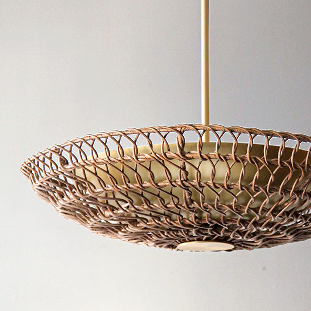 Mid-Century Modern Paire de lampes à suspension de 34 pouces en rotin Mocha tissé à la main, collection Ventila en vente