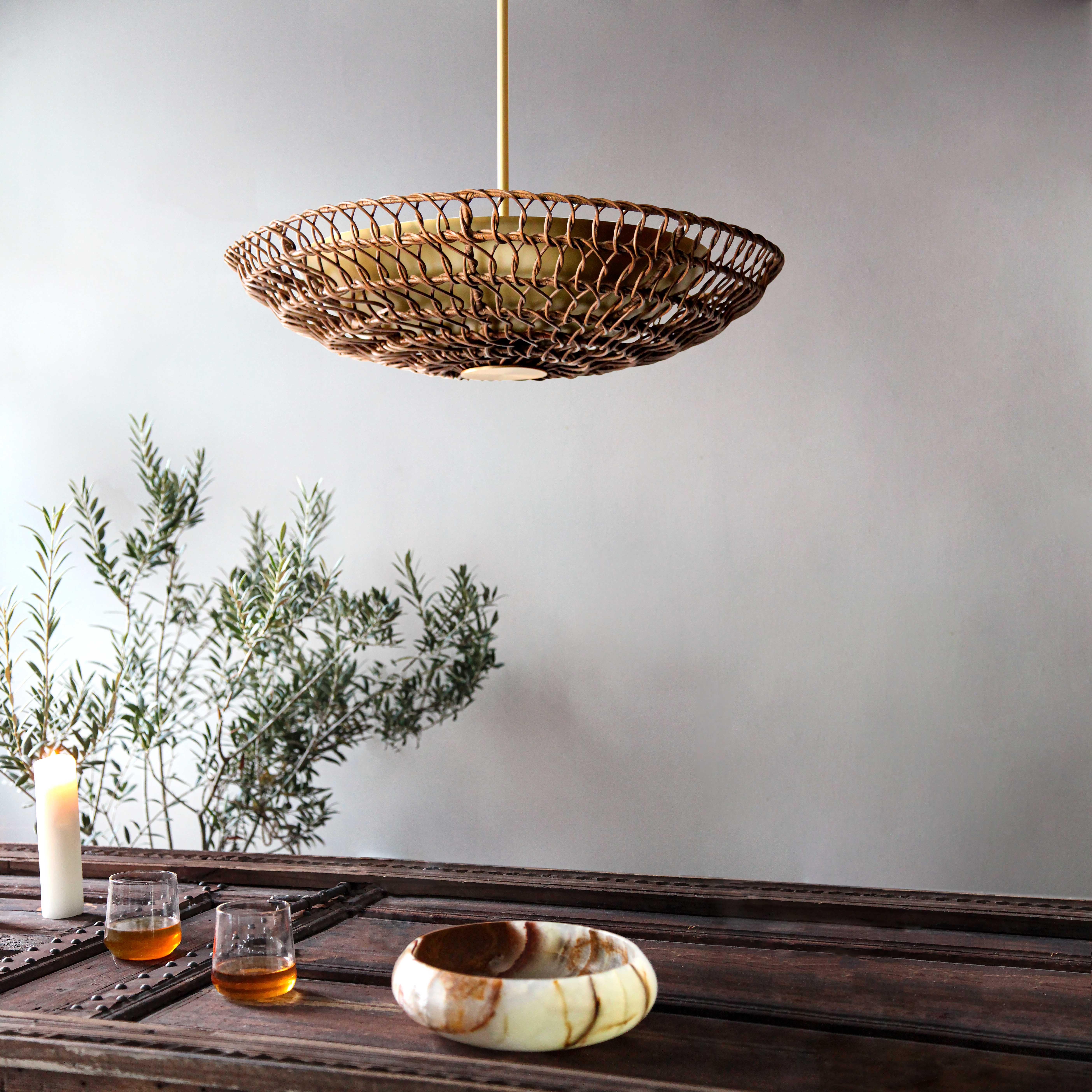 Américain Paire de lampes à suspension de 34 pouces en rotin Mocha tissé à la main, collection Ventila en vente