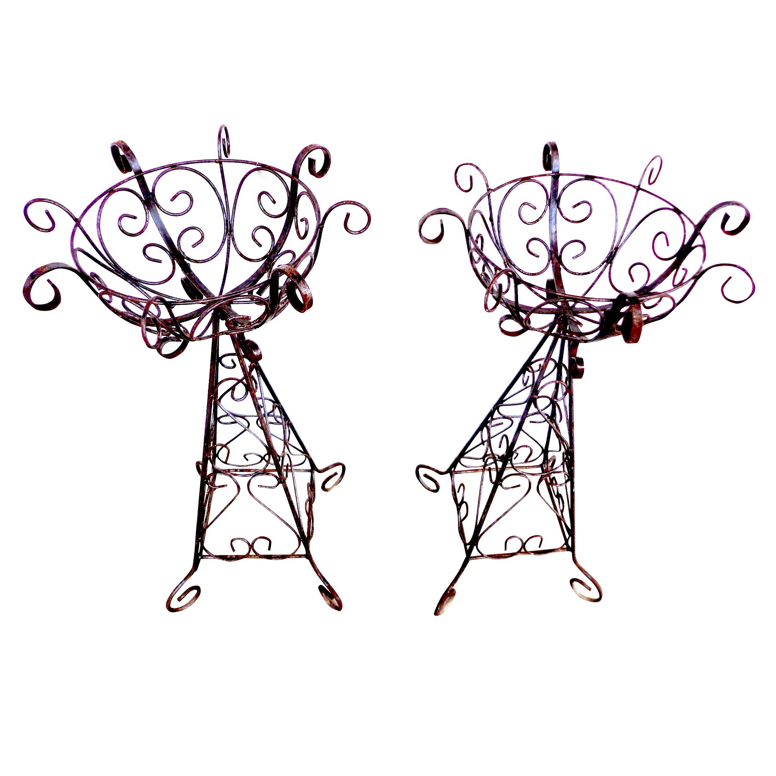 Paire de jardinières en fil de fer d'époque européenne. Mesure : 36″

Charmante paire de jardinières en fer forgé de France. Usure et patine d'origine.