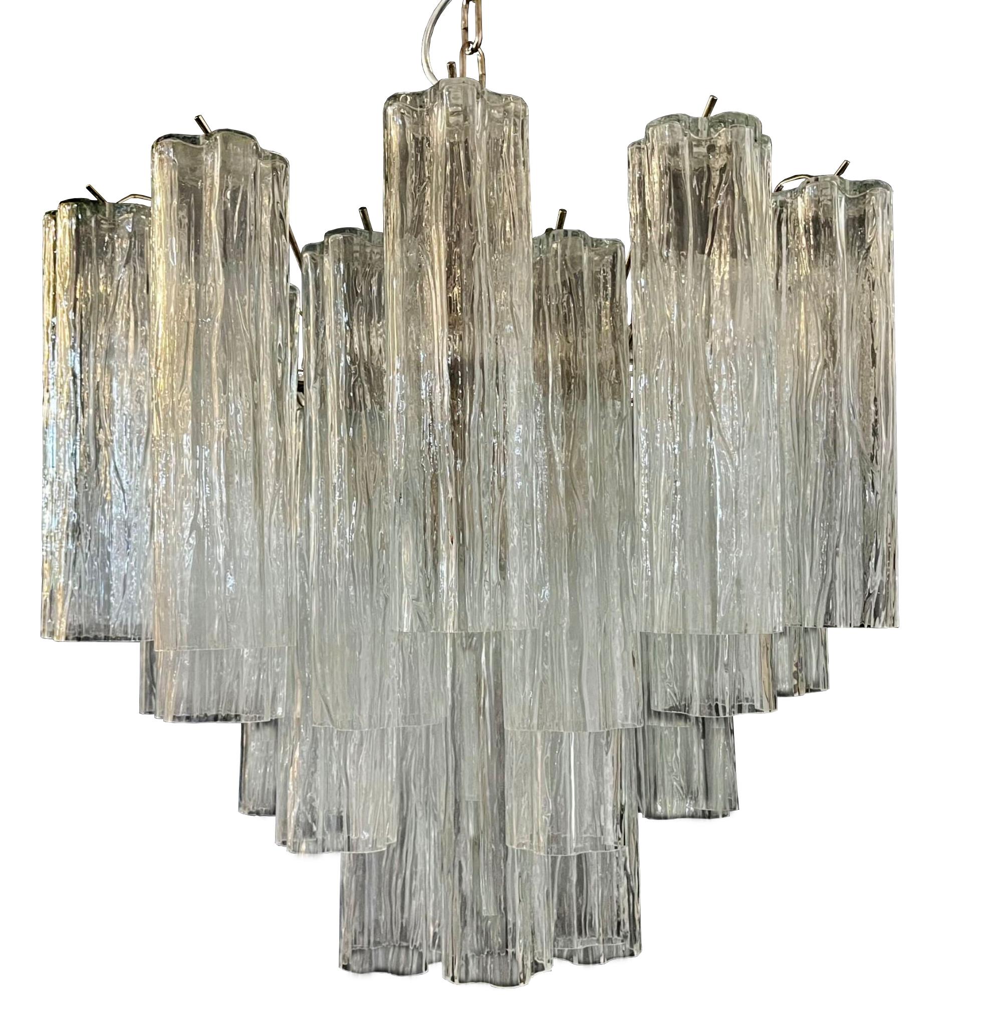 Fantastic Murano Glass Tube Chandelier - 36 glass tube
Italian vintage chandelier in Murano glass and nickel-plated metal structure. The armor polished nickel supports 36 large clear glass tubes in a star shape.
Period:late XX century
Dimensions: