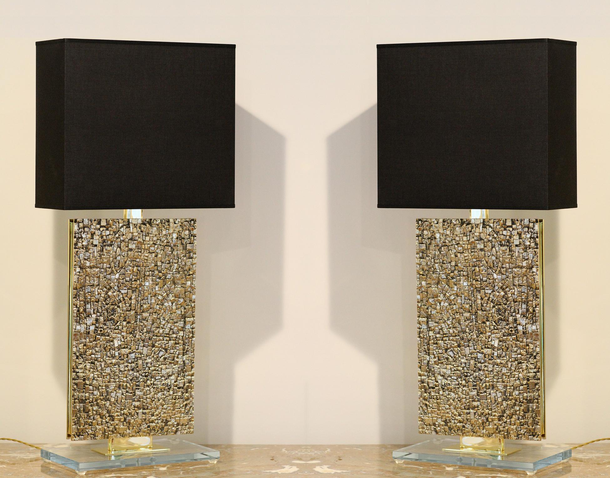 Modèle PM3
Importante et impressionnante paire de lampes de table
Plaque en bronze montée sur un cadre en laiton ou en métal doré. Base en verre Starfire 3/4