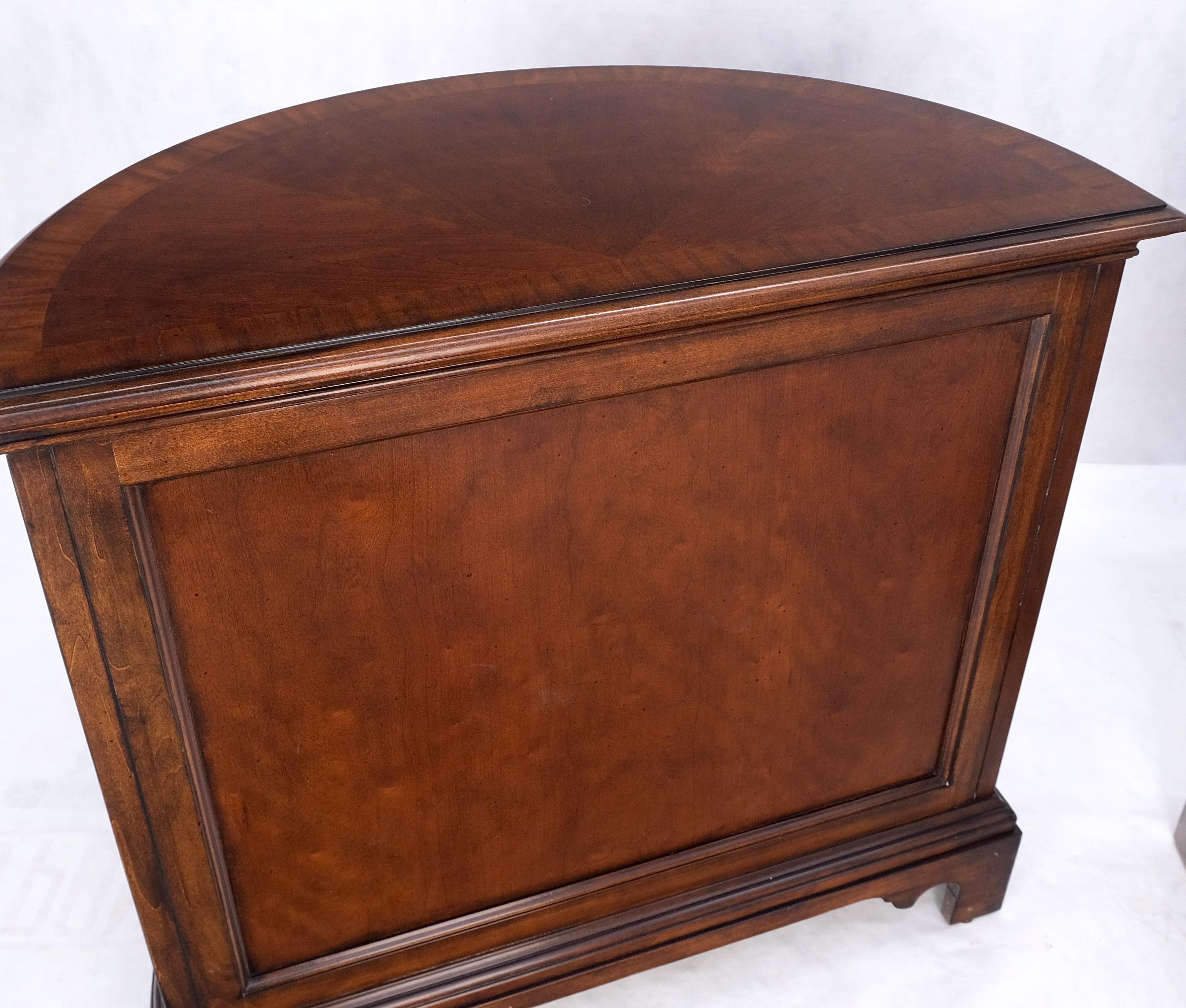 Ottone Coppia di console Demi Lune a 4 cassetti con piano a fasce, cassettiere in ottone con ganci MINT! in vendita