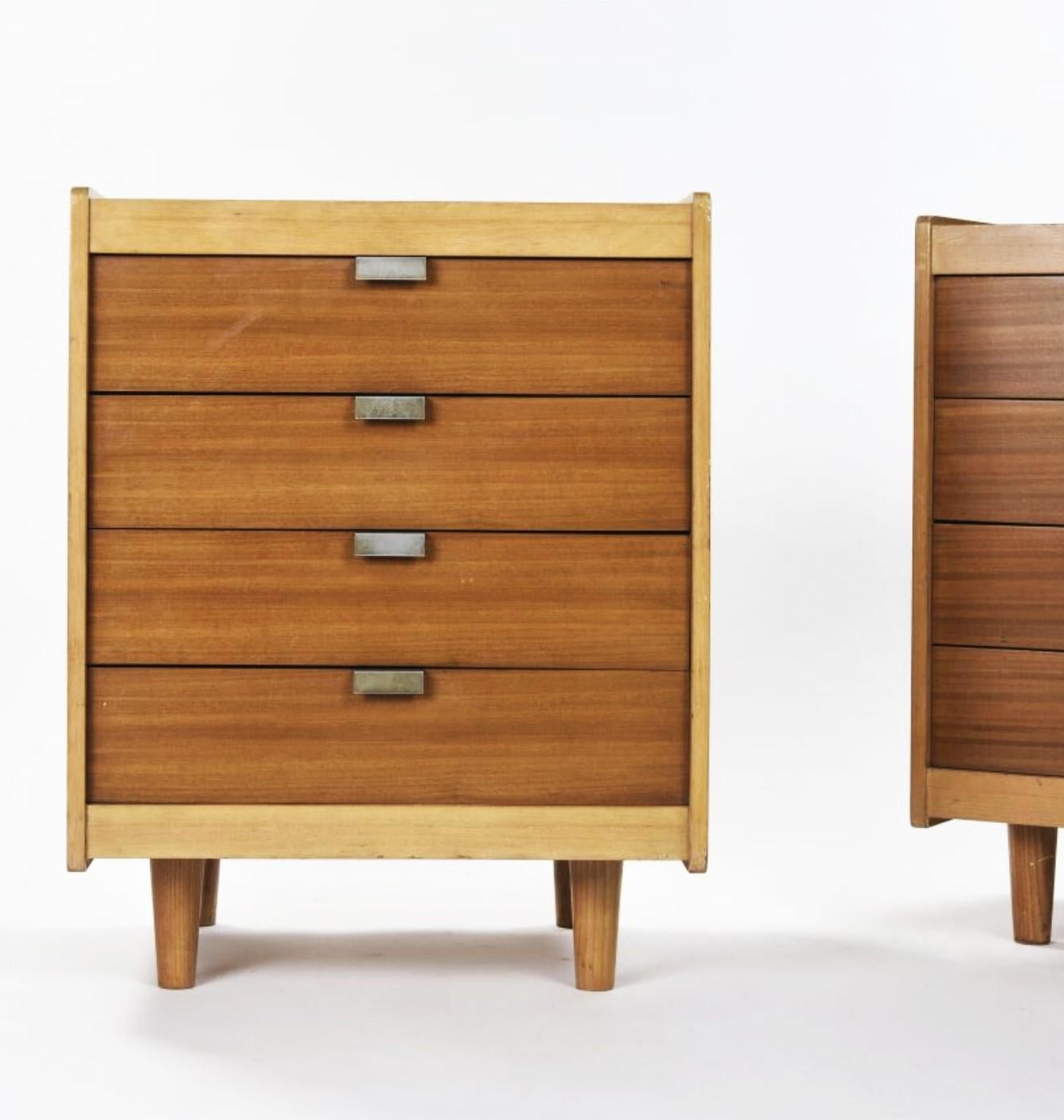 Coppia di commode a 4 cassetti in frassino, mogano e metallo laccato realizzate da Alain Richard e pubblicate da Charron Groupe 4 intorno al 1954.

Cassettiera in frassino e mogano apribile con quattro cassetti sul davanti. Top nero. Gambe in legno