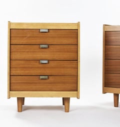Paire de commodes à 4 tiroirs en frêne d'Alain Richard, Charron Groupe 4, 1954